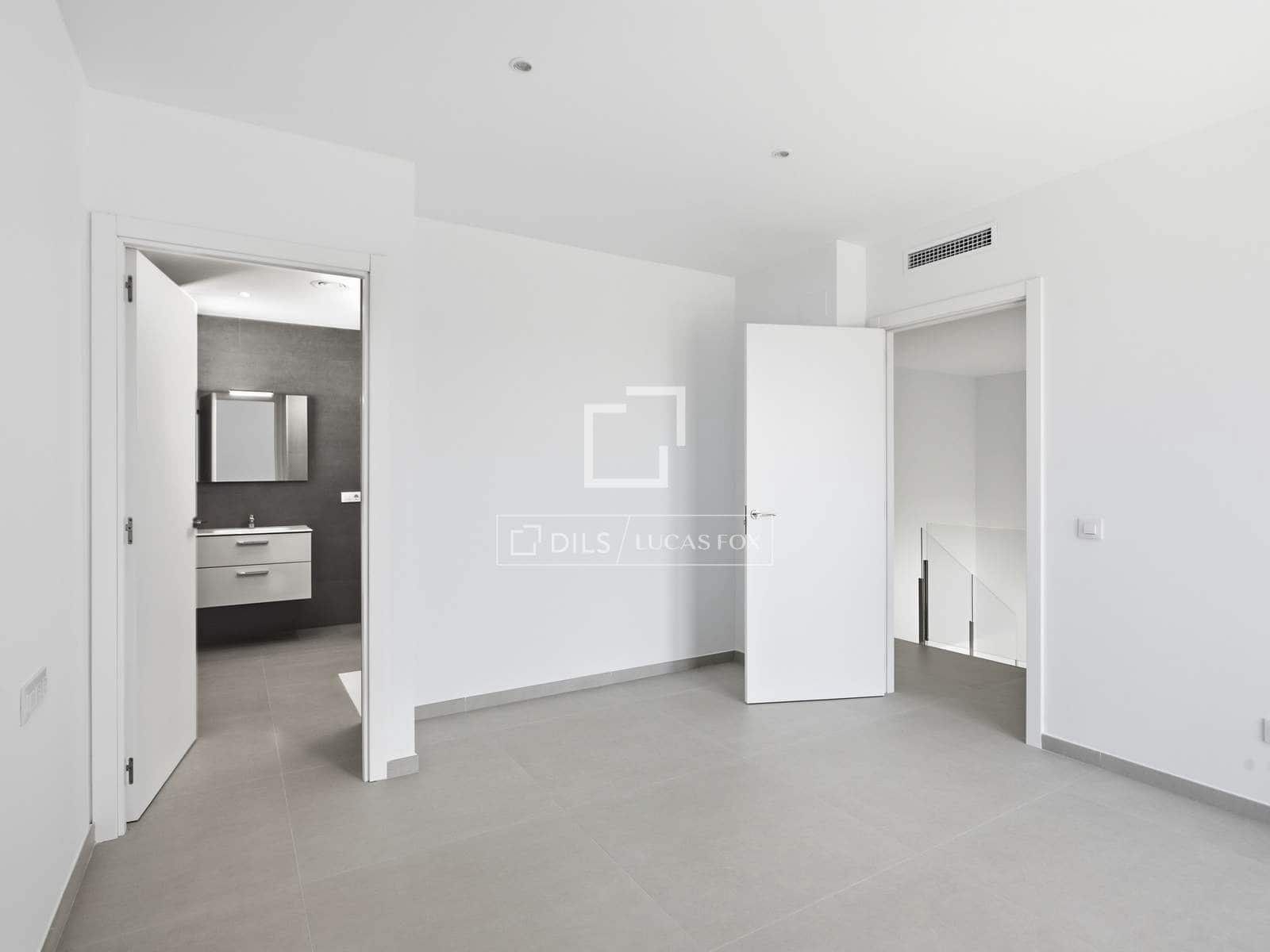 4 sovrum Villa till salu i Empuriabrava med pool garage - 649 000 € (Ref: 9953423)