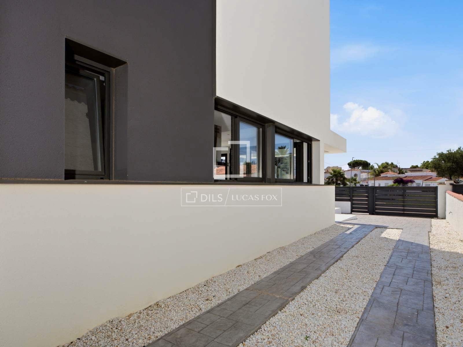 4 sovrum Villa till salu i Empuriabrava med pool garage - 649 000 € (Ref: 9953423)