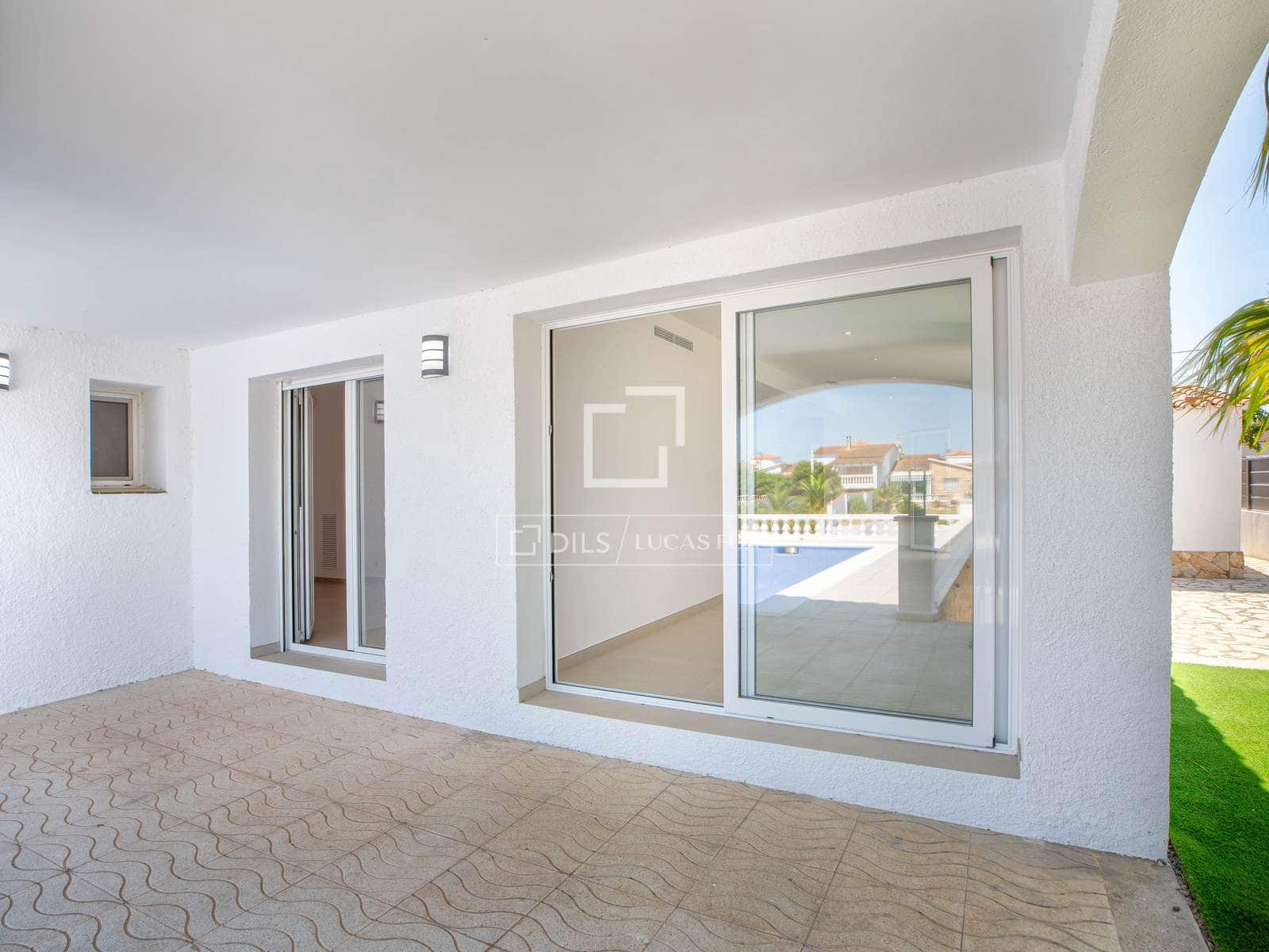 3 soveværelse Villa til salg i Empuriabrava med swimmingpool garage - € 995.000 (Ref: 9953424)