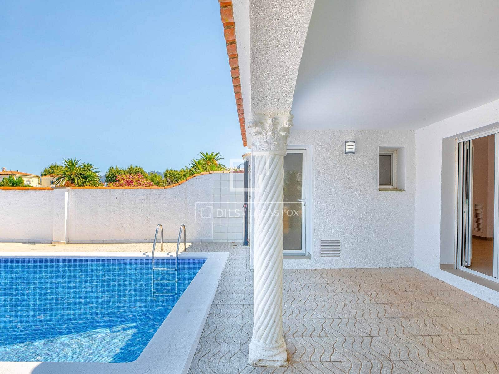 3 soveværelse Villa til salg i Empuriabrava med swimmingpool garage - € 995.000 (Ref: 9953424)