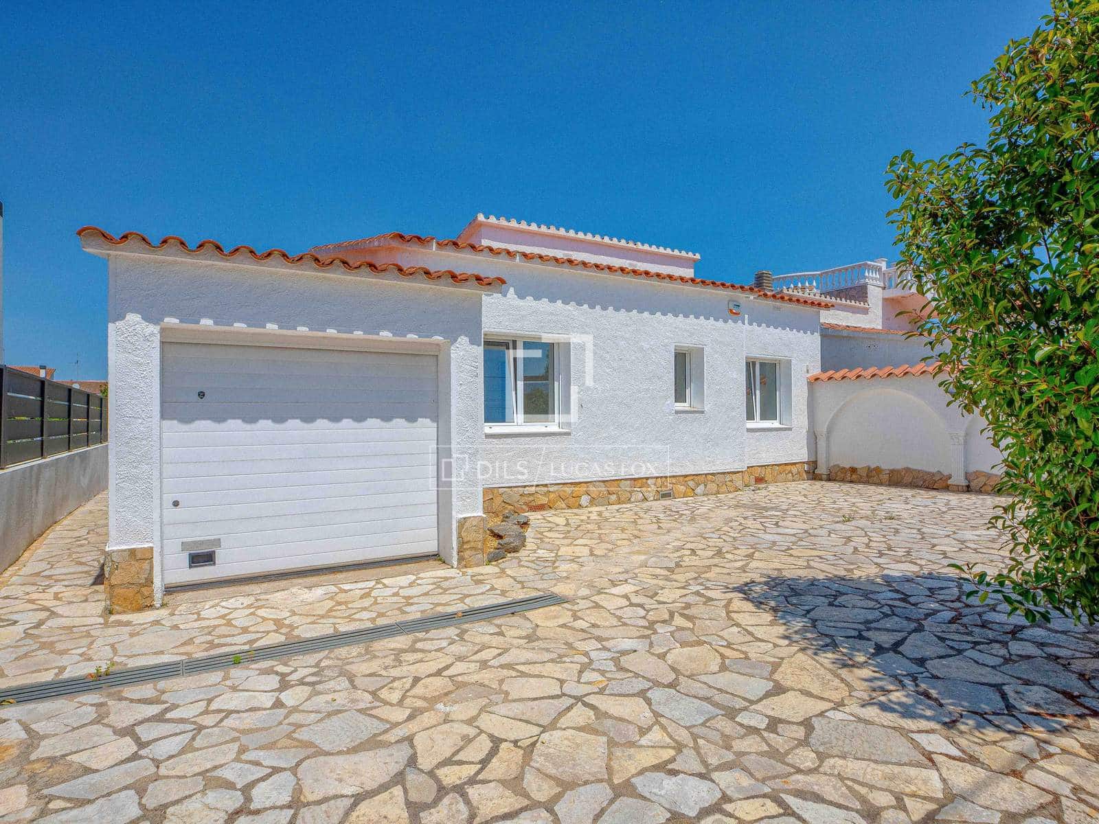 3 soveværelse Villa til salg i Empuriabrava med swimmingpool garage - € 995.000 (Ref: 9953424)