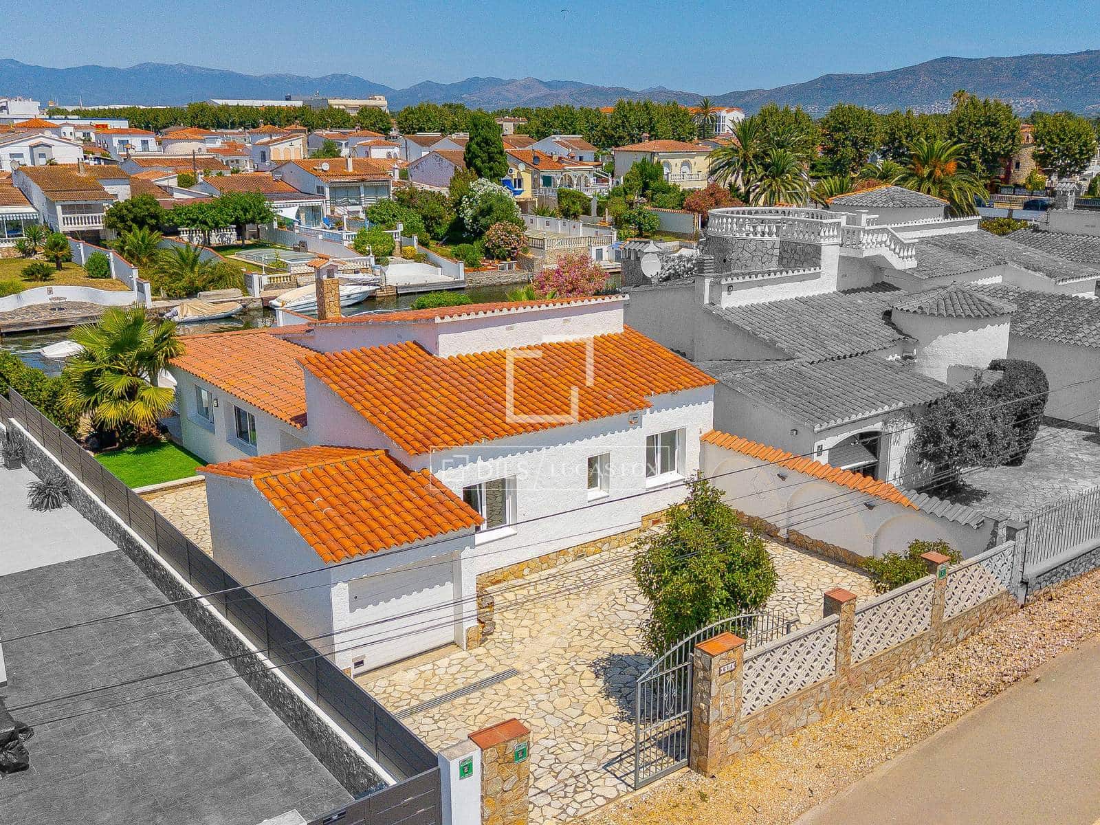 3 soveværelse Villa til salg i Empuriabrava med swimmingpool garage - € 995.000 (Ref: 9953424)