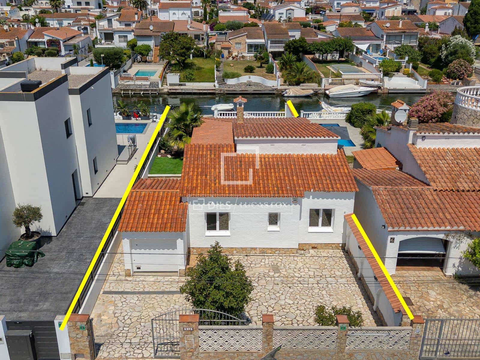 3 soveværelse Villa til salg i Empuriabrava med swimmingpool garage - € 995.000 (Ref: 9953424)