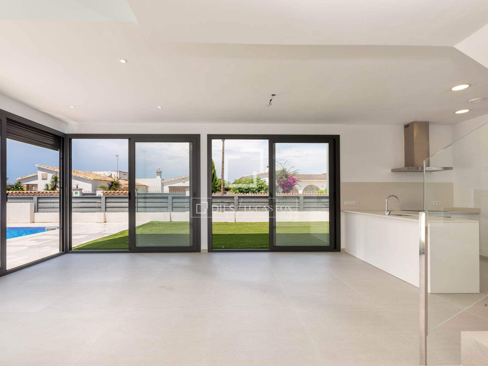 4 sovrum Villa till salu i Empuriabrava med pool garage - 739 000 € (Ref: 9953425)