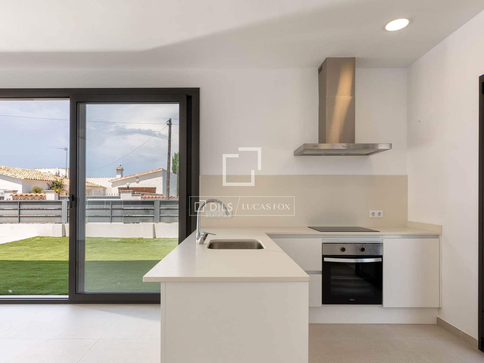 4 sovrum Villa till salu i Empuriabrava med pool garage - 739 000 € (Ref: 9953425)