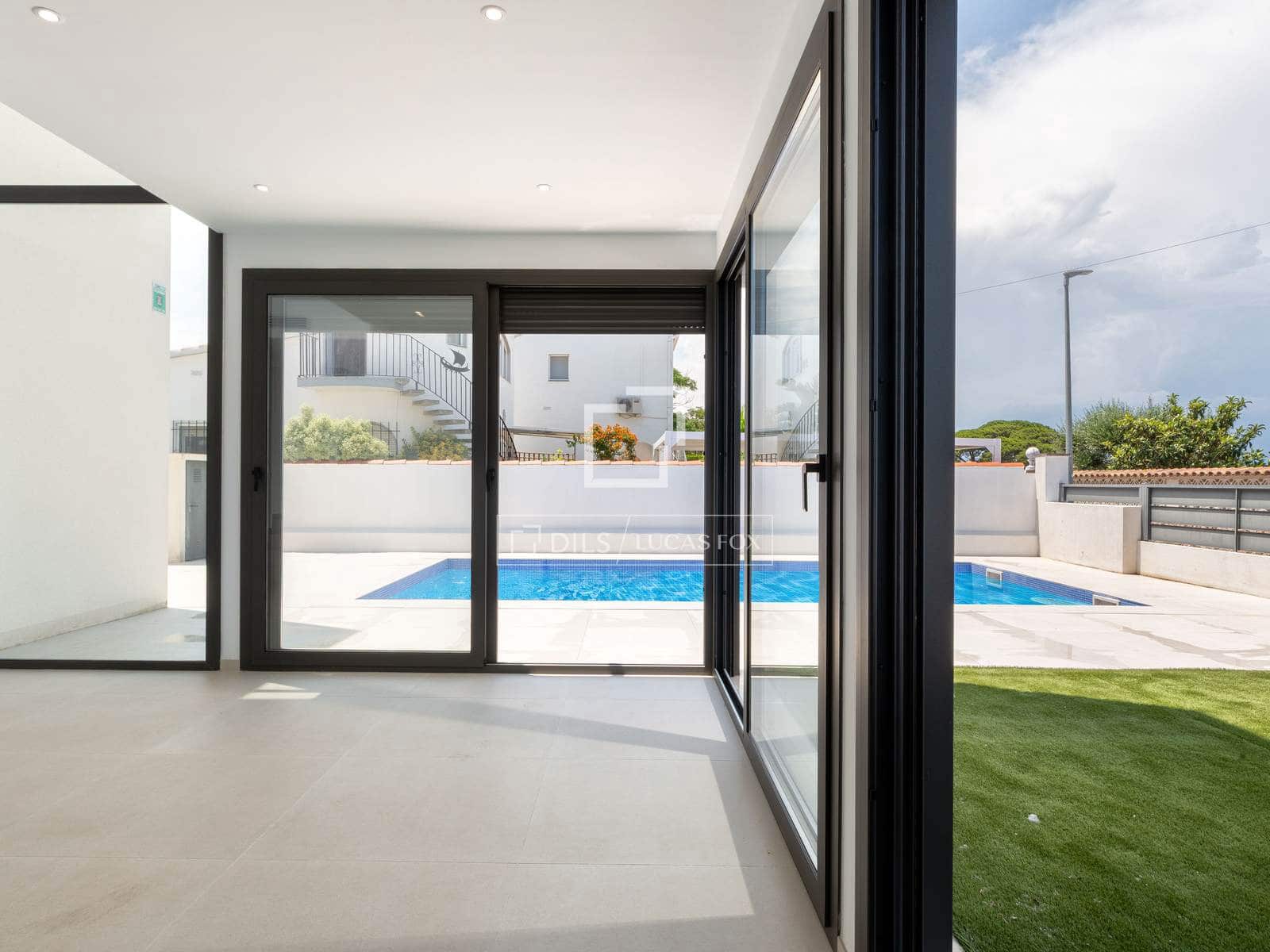 4 sovrum Villa till salu i Empuriabrava med pool garage - 739 000 € (Ref: 9953425)