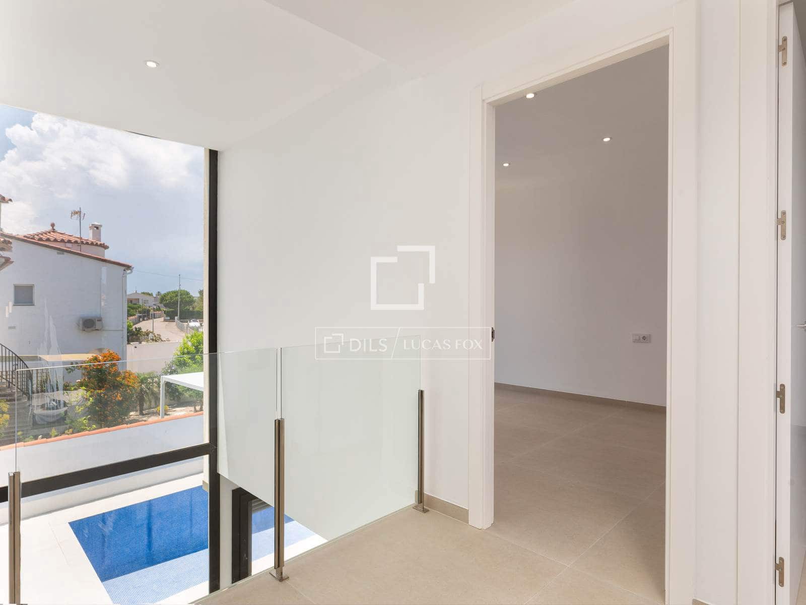 4 sovrum Villa till salu i Empuriabrava med pool garage - 739 000 € (Ref: 9953425)