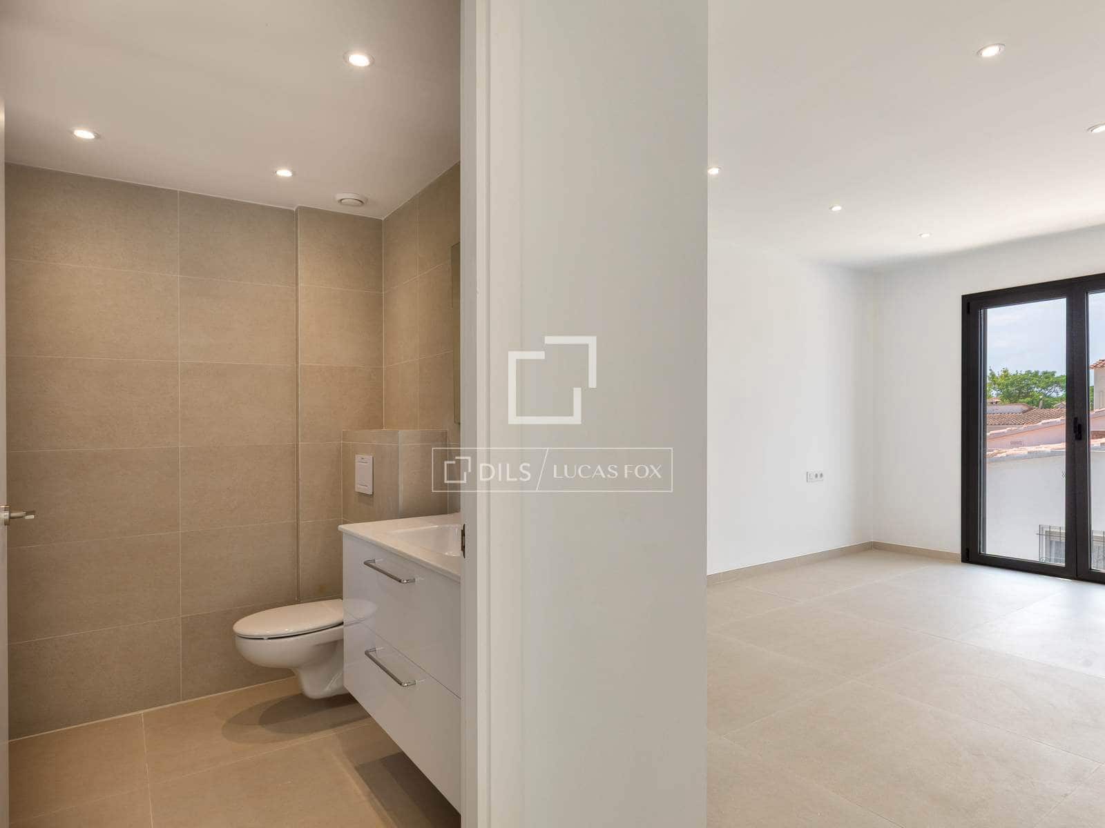 4 sovrum Villa till salu i Empuriabrava med pool garage - 739 000 € (Ref: 9953425)