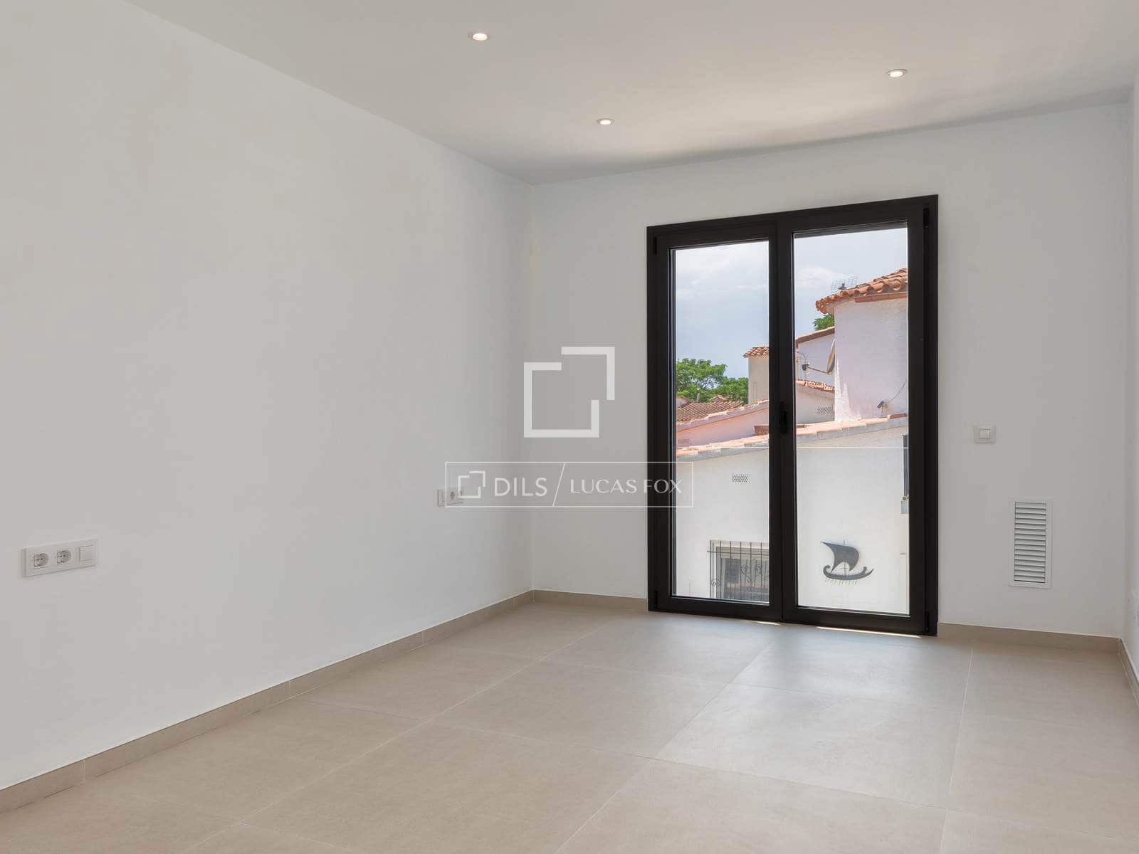 4 sovrum Villa till salu i Empuriabrava med pool garage - 739 000 € (Ref: 9953425)