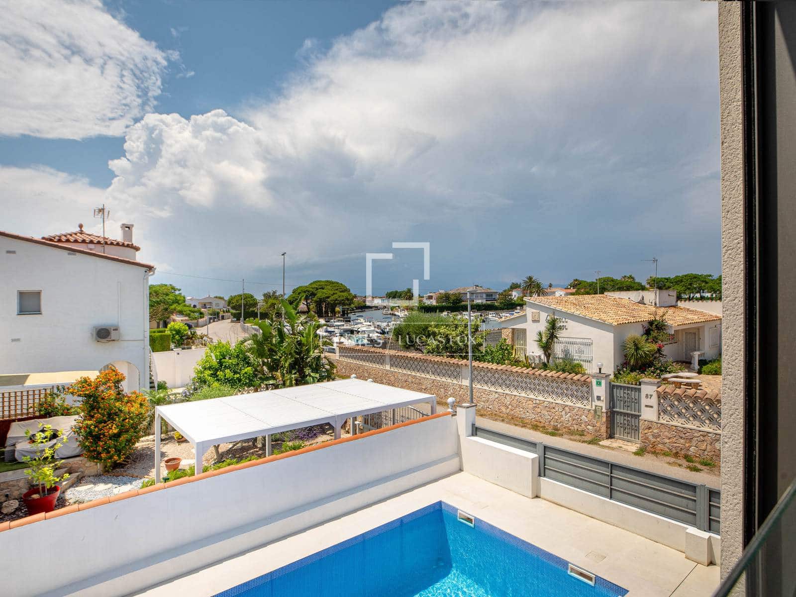 4 sovrum Villa till salu i Empuriabrava med pool garage - 739 000 € (Ref: 9953425)