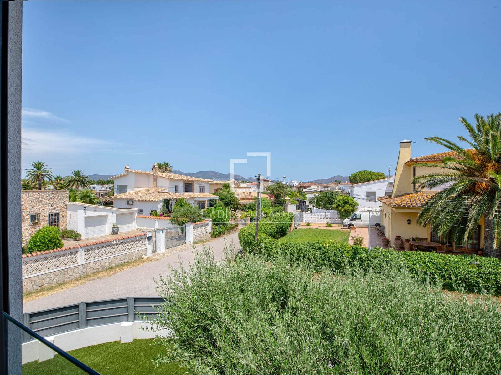 4 sovrum Villa till salu i Empuriabrava med pool garage - 739 000 € (Ref: 9953425)