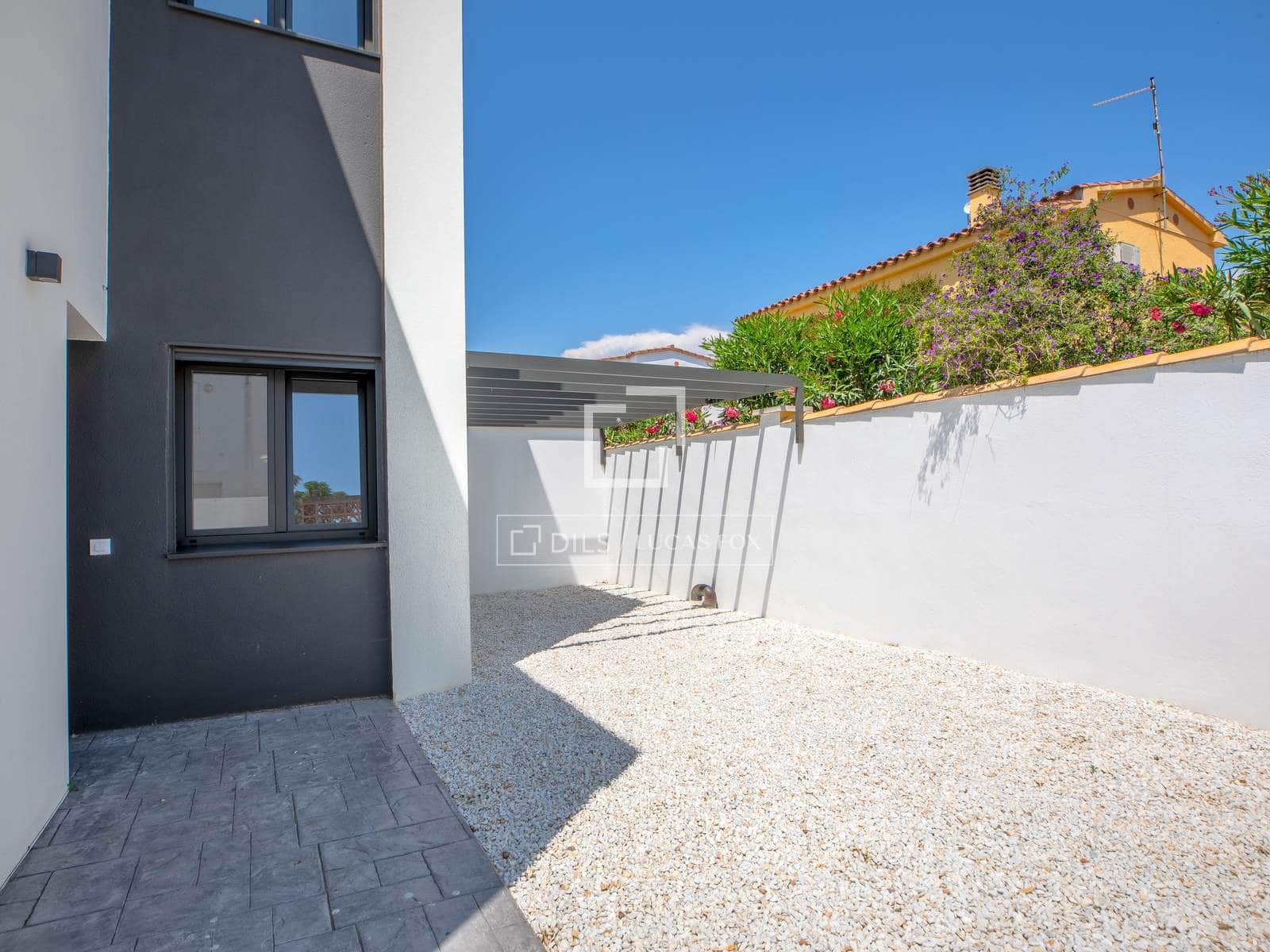 4 sovrum Villa till salu i Empuriabrava med pool garage - 649 000 € (Ref: 9953426)