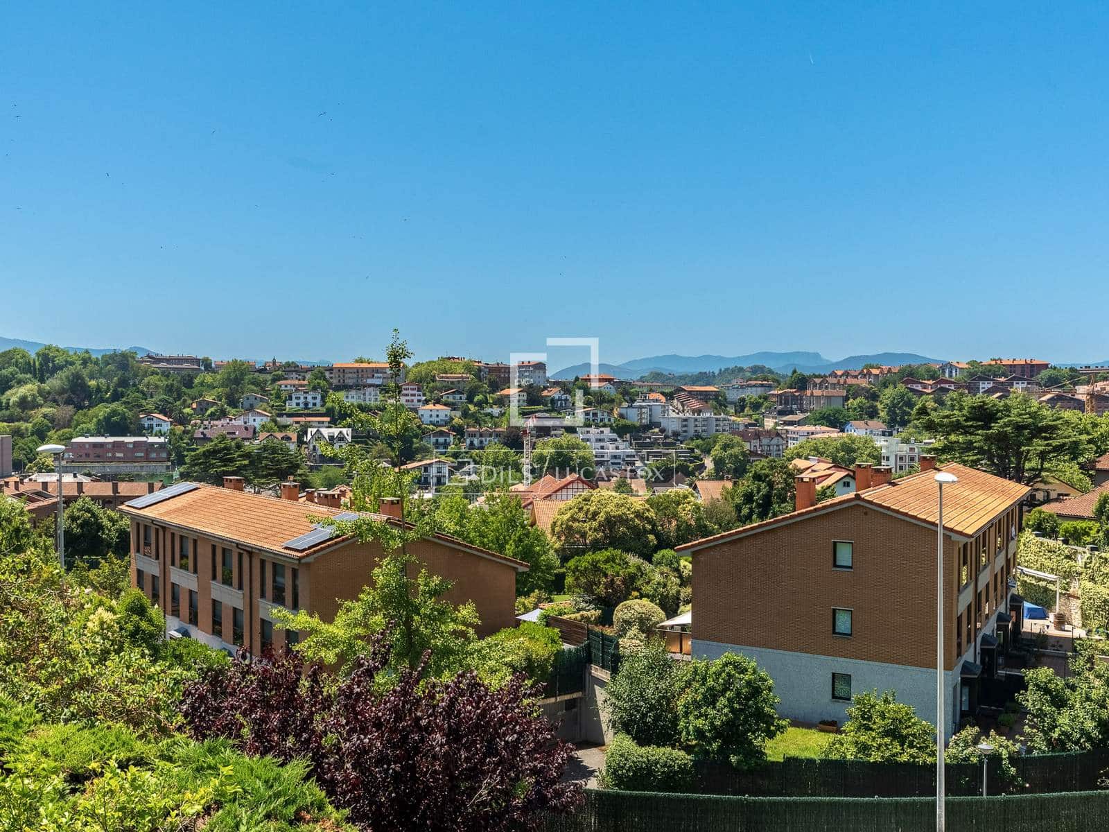 2 bedroom Apartment for sale in Donostia-San Sebastian with garage - € 650,000 (Ref: 9953428)