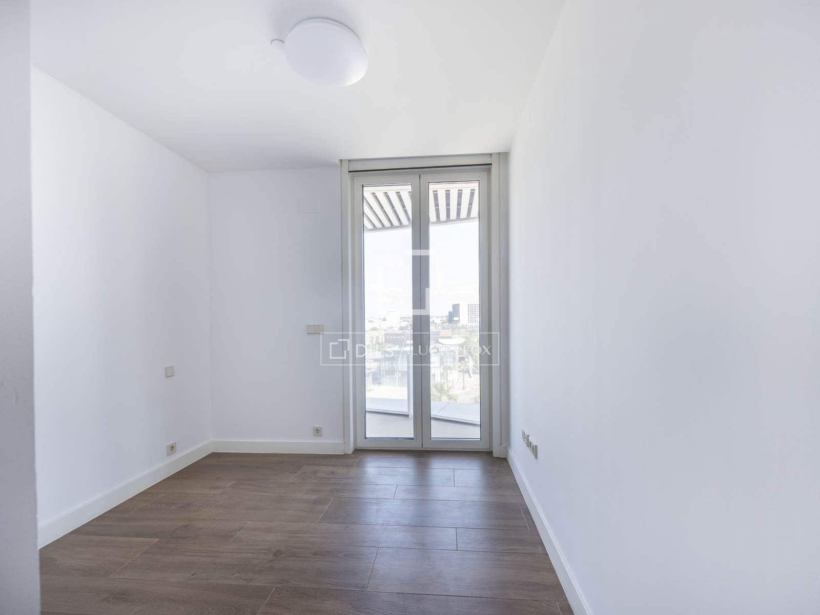 3 bedroom Apartment for rent in Valencia city with pool garage - € 2,700 (Ref: 9956082)