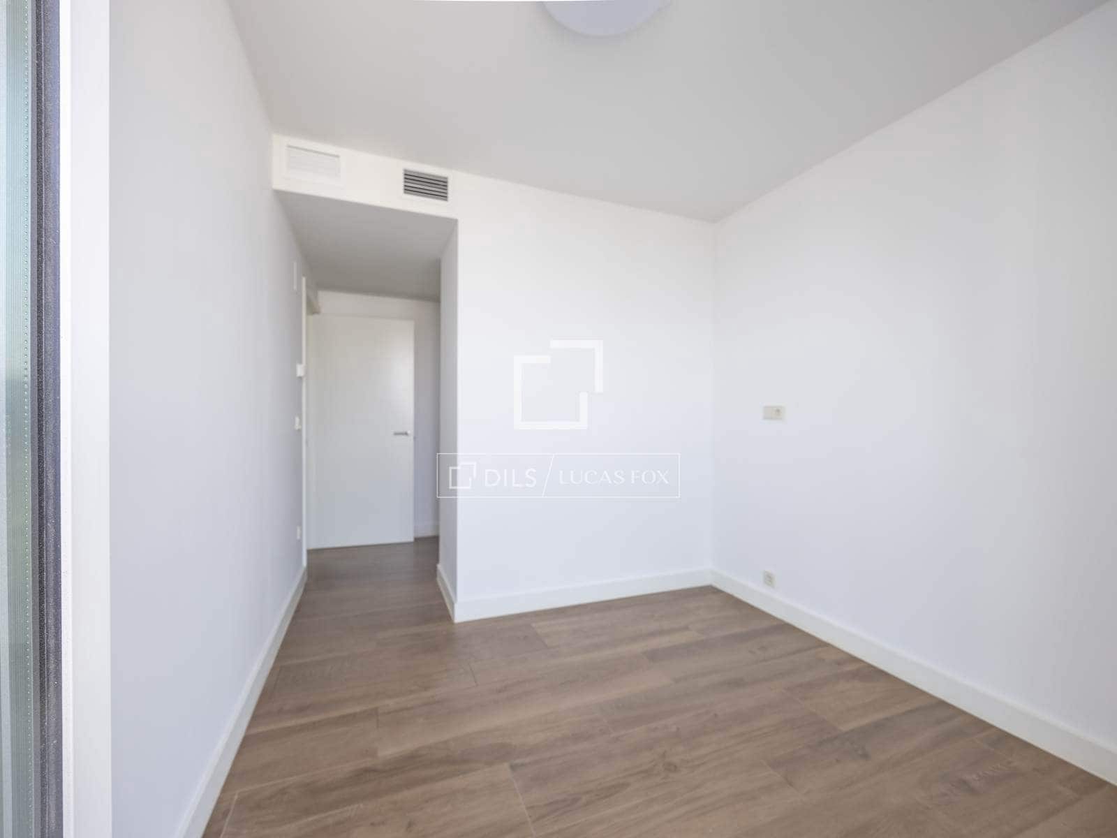 3 bedroom Apartment for rent in Valencia city with pool garage - € 2,700 (Ref: 9956082)
