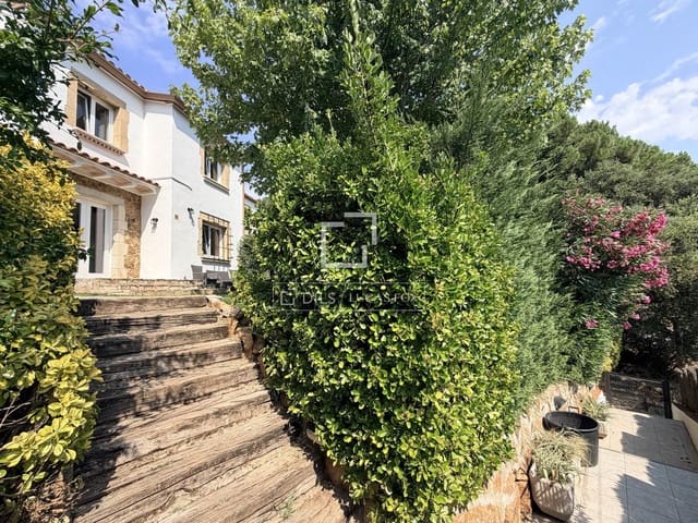 2 soveværelse Villa til salg i Santa Cristina d'Aro med swimmingpool - € 375.000 (Ref: 9956585)