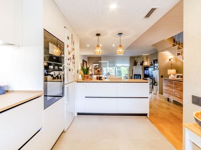 5 bedroom Villa for sale in Sitges with pool garage - € 680,000 (Ref: 9958817)