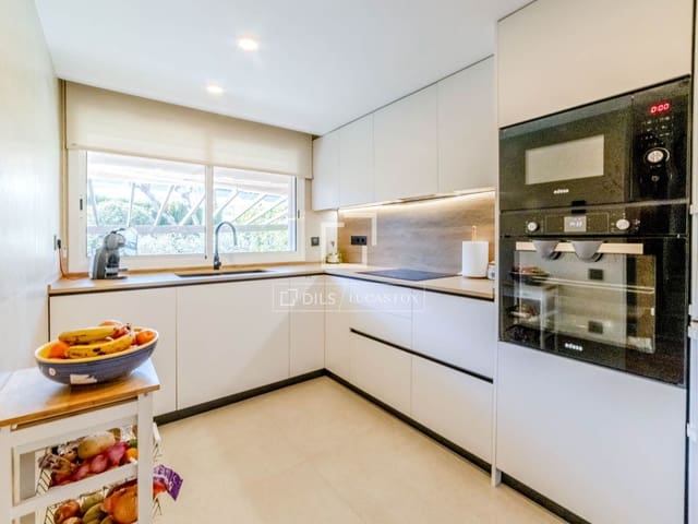 5 bedroom Villa for sale in Sitges with pool garage - € 680,000 (Ref: 9958817)