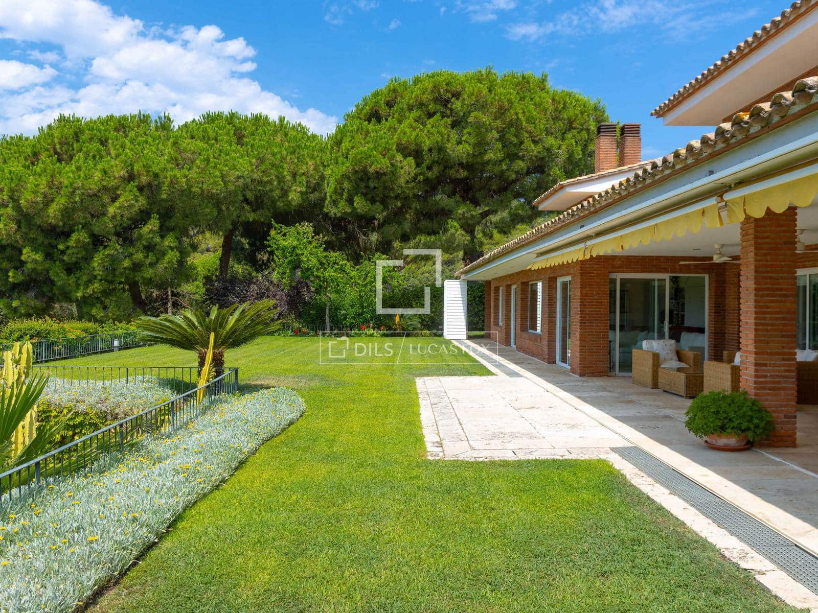 7 soverom Villa til salgs i Sant Vicenc de Montalt med svømmebasseng garasje - € 2 500 000 (Ref: 9961165)