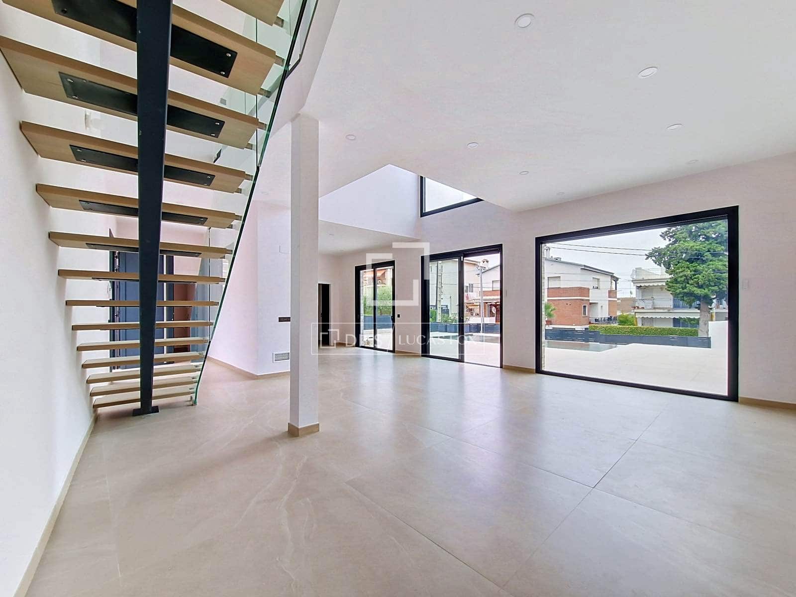 4 bedroom Villa for sale in Segur de Calafell with pool garage - € 780,000 (Ref: 9964289)