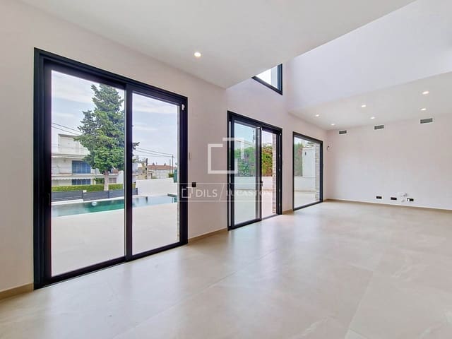 4 bedroom Villa for sale in Segur de Calafell, Calafell with pool garage - € 780,000 (Ref: 9964289)