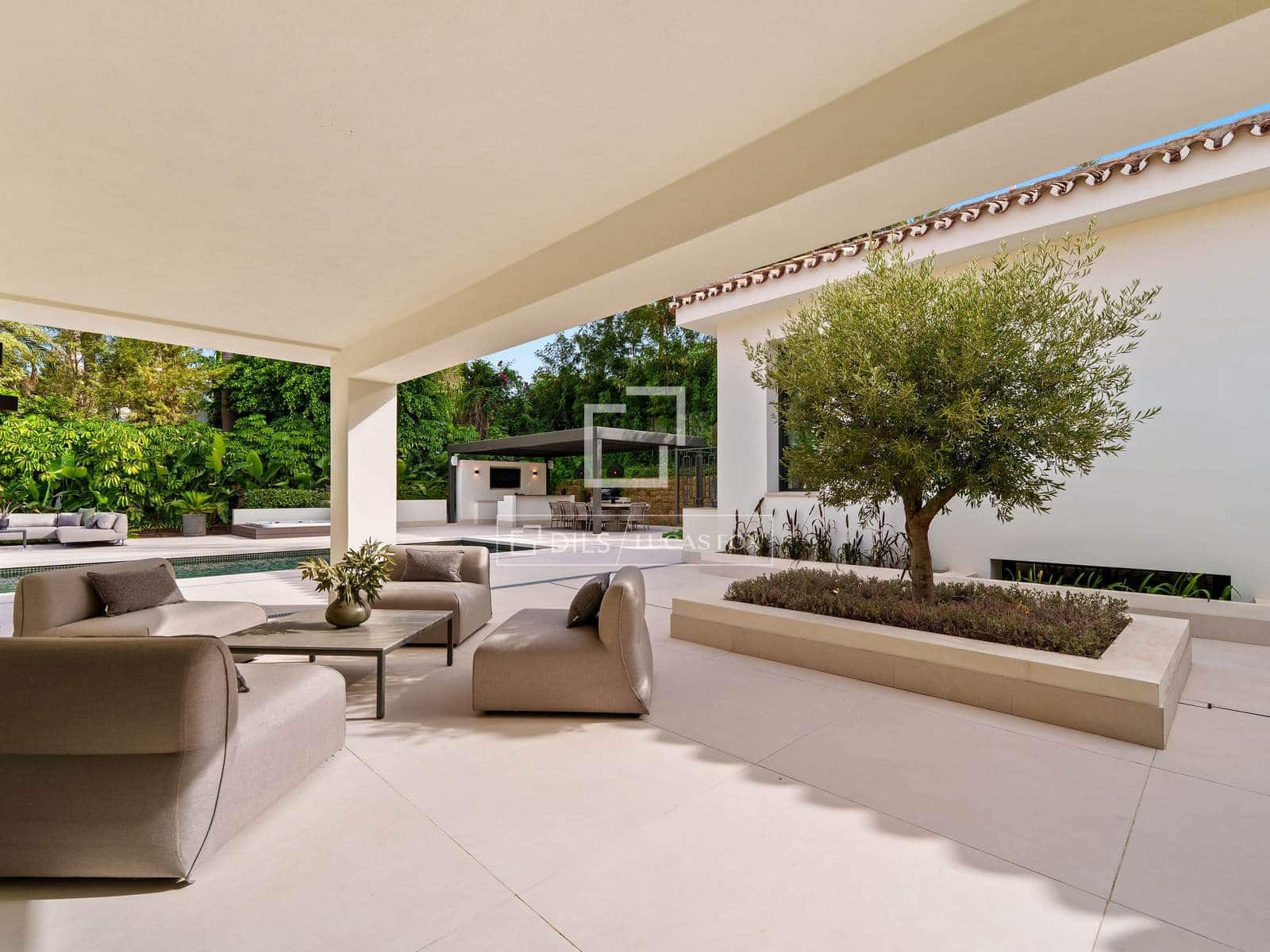 5 bedroom Villa for sale in Marbella with pool garage - € 5,950,000 (Ref: 9964412)