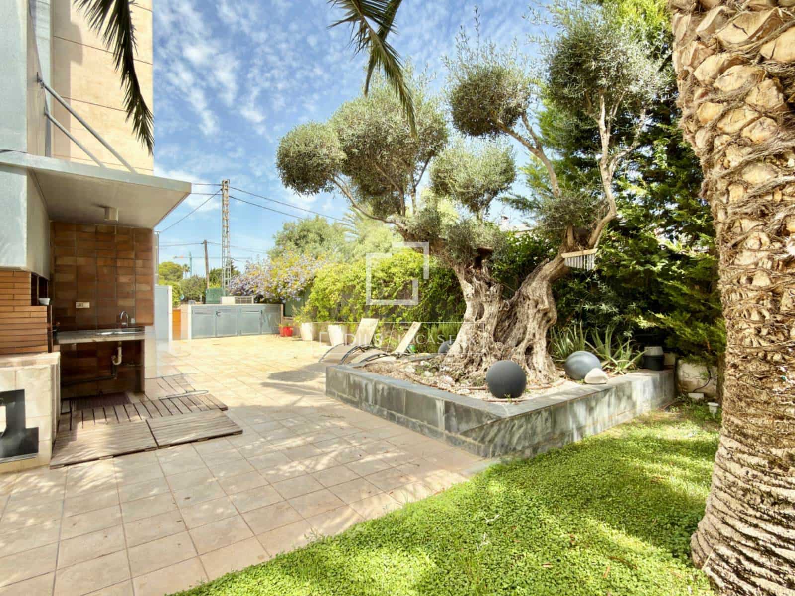 5 bedroom Villa for sale in Muchamiel / Mutxamel with garage - € 1,650,000 (Ref: 9965549)