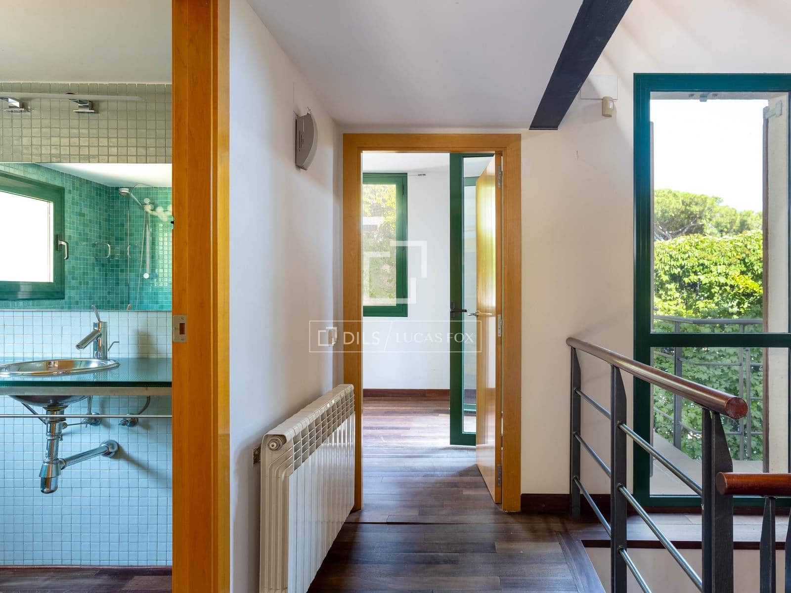 4 bedroom Villa for sale in Premia de Dalt with garage - € 700,000 (Ref: 9965665)