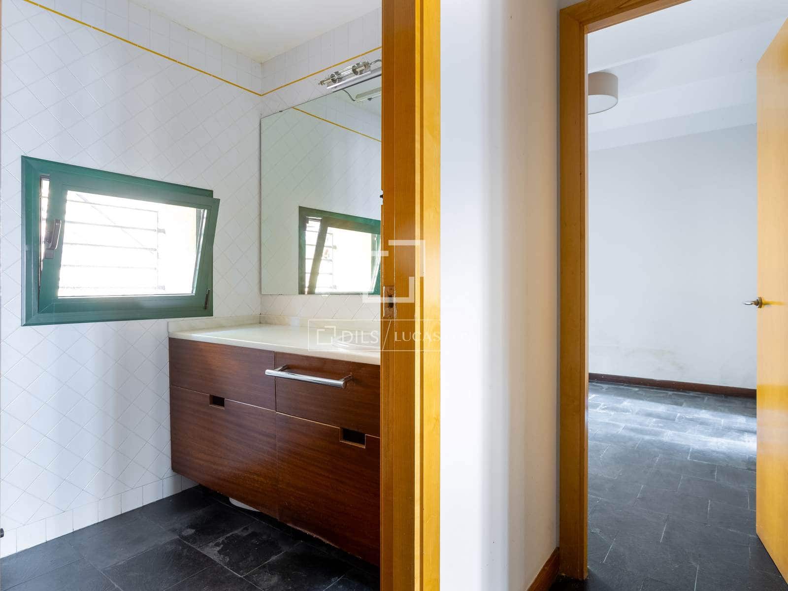 4 bedroom Villa for sale in Premia de Dalt with garage - € 700,000 (Ref: 9965665)
