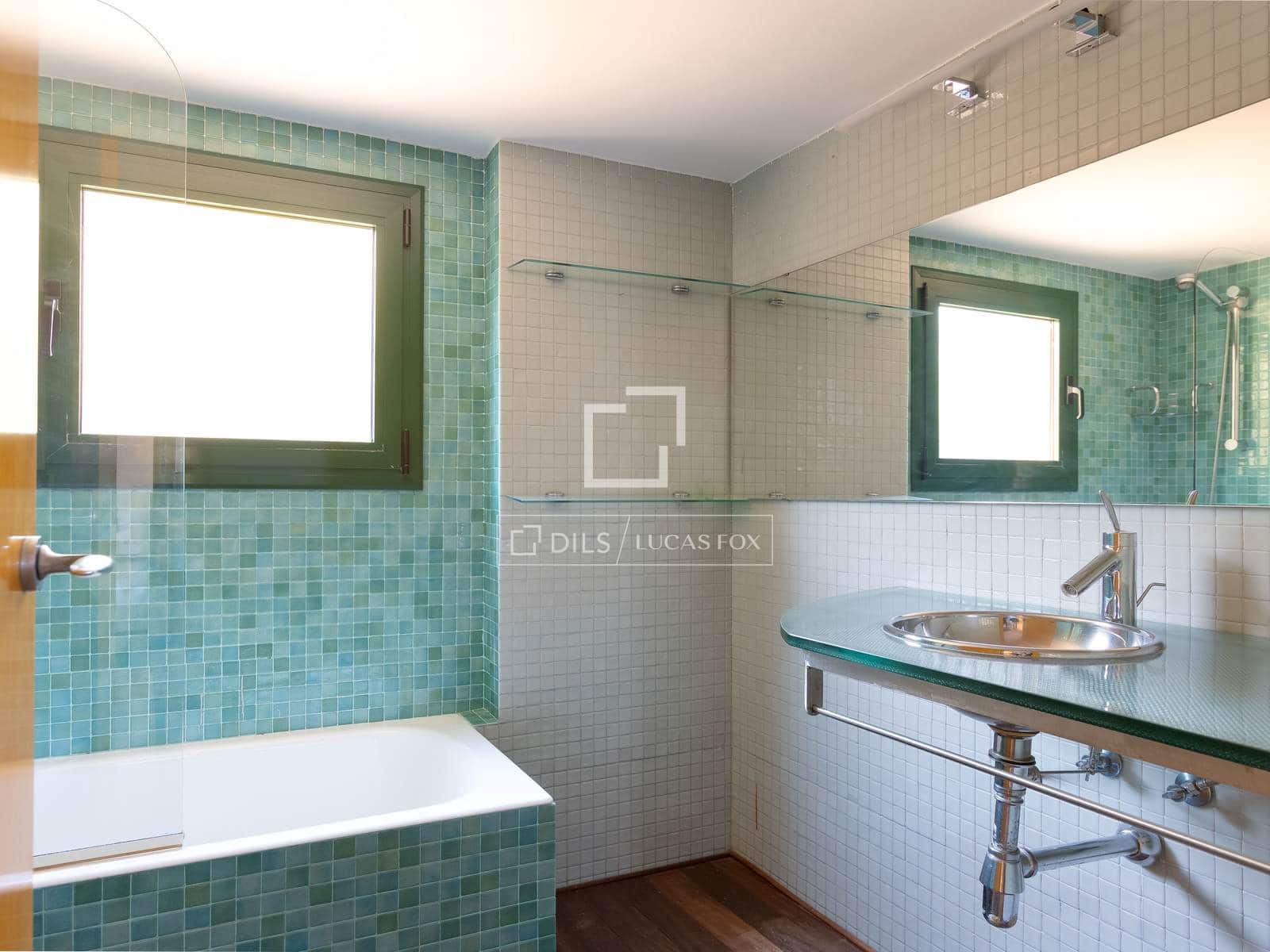 4 bedroom Villa for sale in Premia de Dalt with garage - € 700,000 (Ref: 9965665)