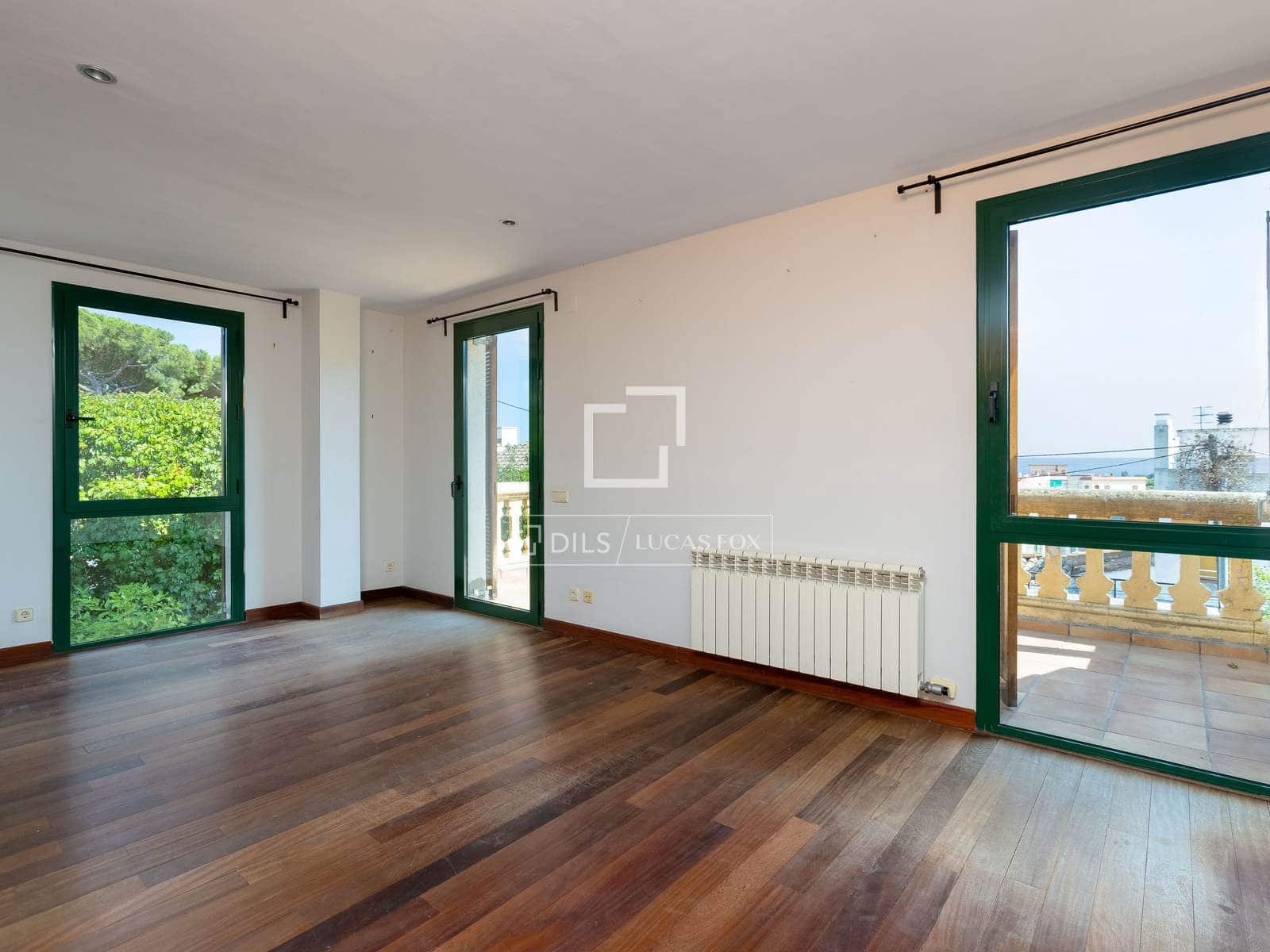 4 bedroom Villa for sale in Premia de Dalt with garage - € 700,000 (Ref: 9965665)