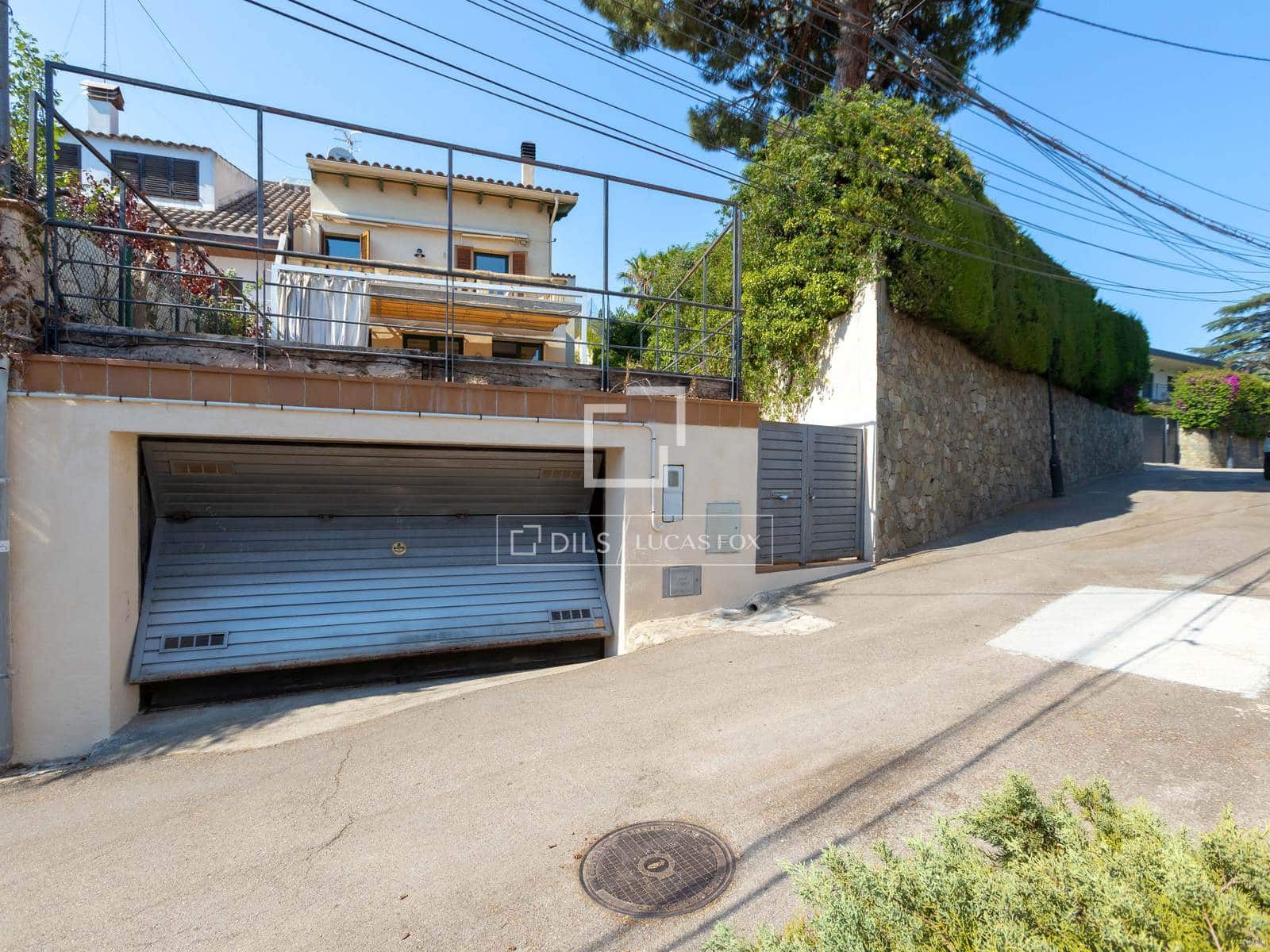4 bedroom Villa for sale in Premia de Dalt with garage - € 700,000 (Ref: 9965665)