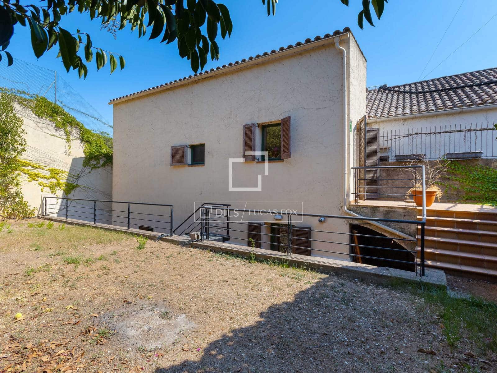 4 bedroom Villa for sale in Premia de Dalt with garage - € 700,000 (Ref: 9965665)
