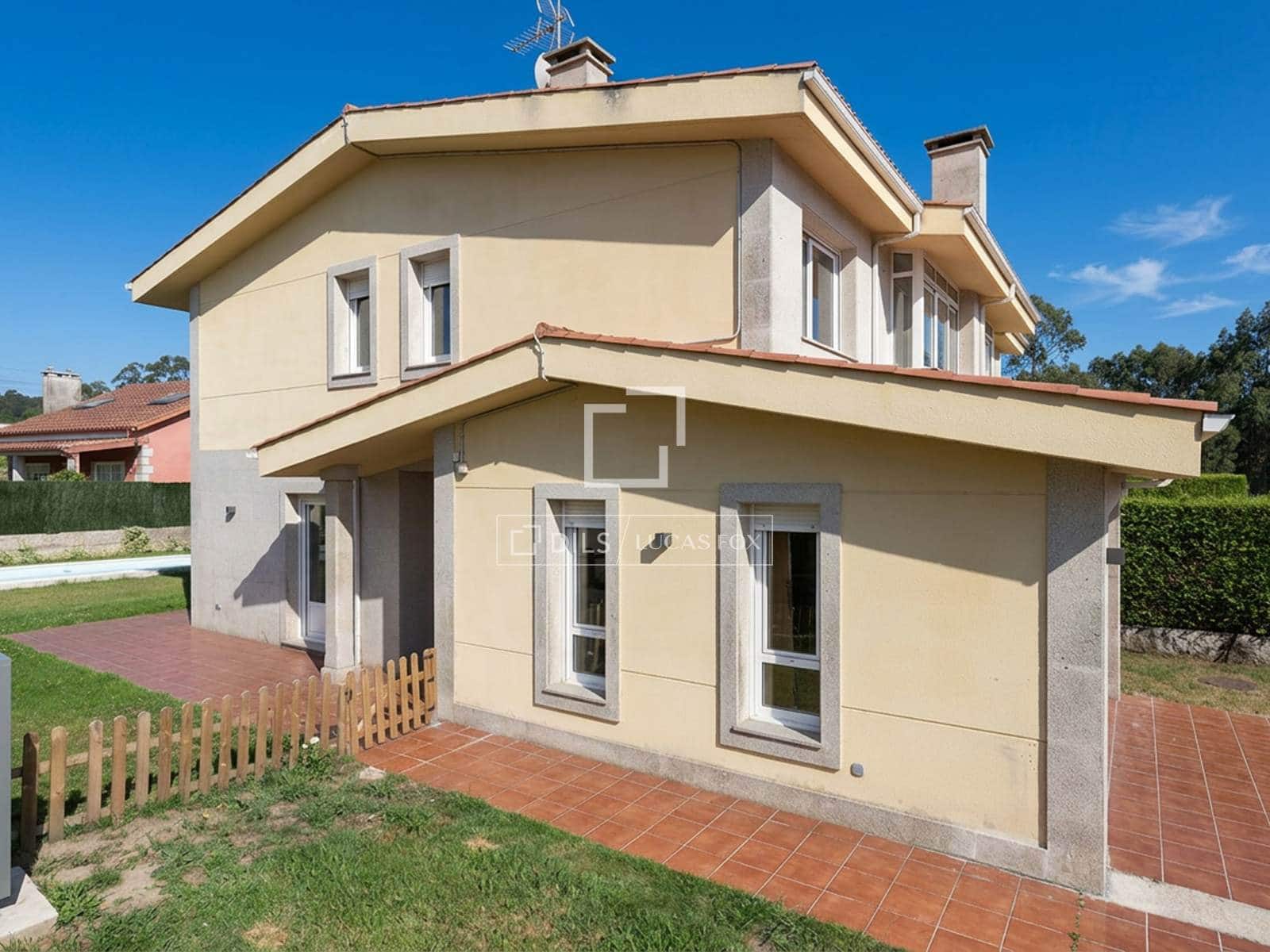 3 slaapkamer Villa te koop in Sanxenxo met zwembad garage - € 450.000 (Ref: 9967961)