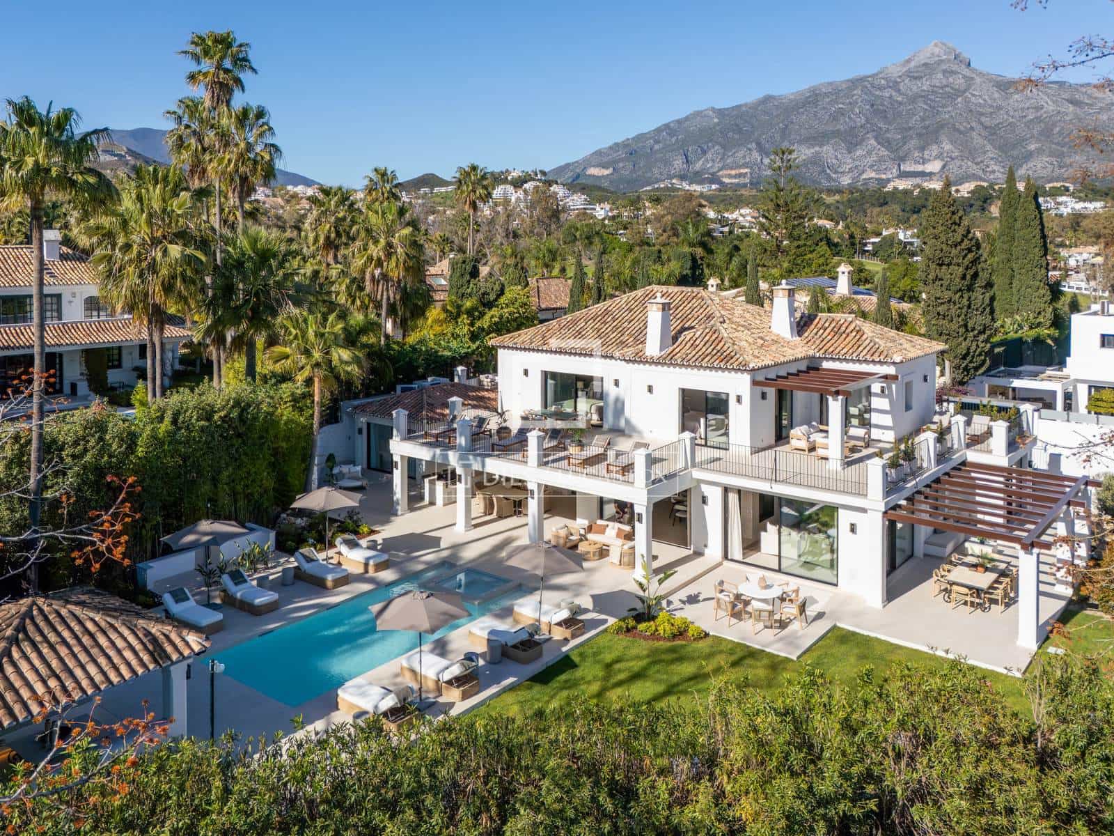 5 bedroom Villa for sale in Marbella with pool garage - € 5,995,000 (Ref: 9969010)