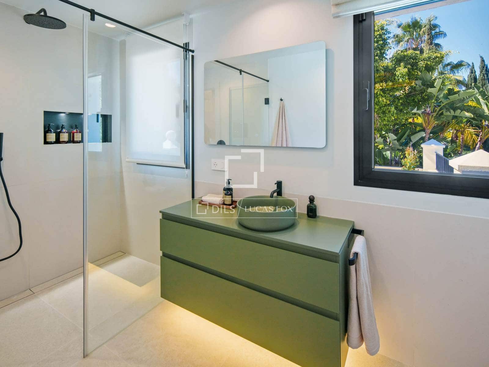 5 bedroom Villa for sale in Marbella with pool garage - € 5,995,000 (Ref: 9969010)