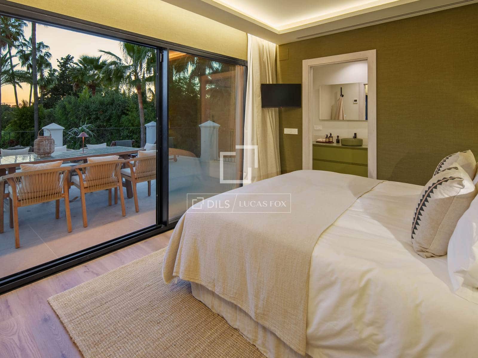 5 bedroom Villa for sale in Marbella with pool garage - € 5,995,000 (Ref: 9969010)