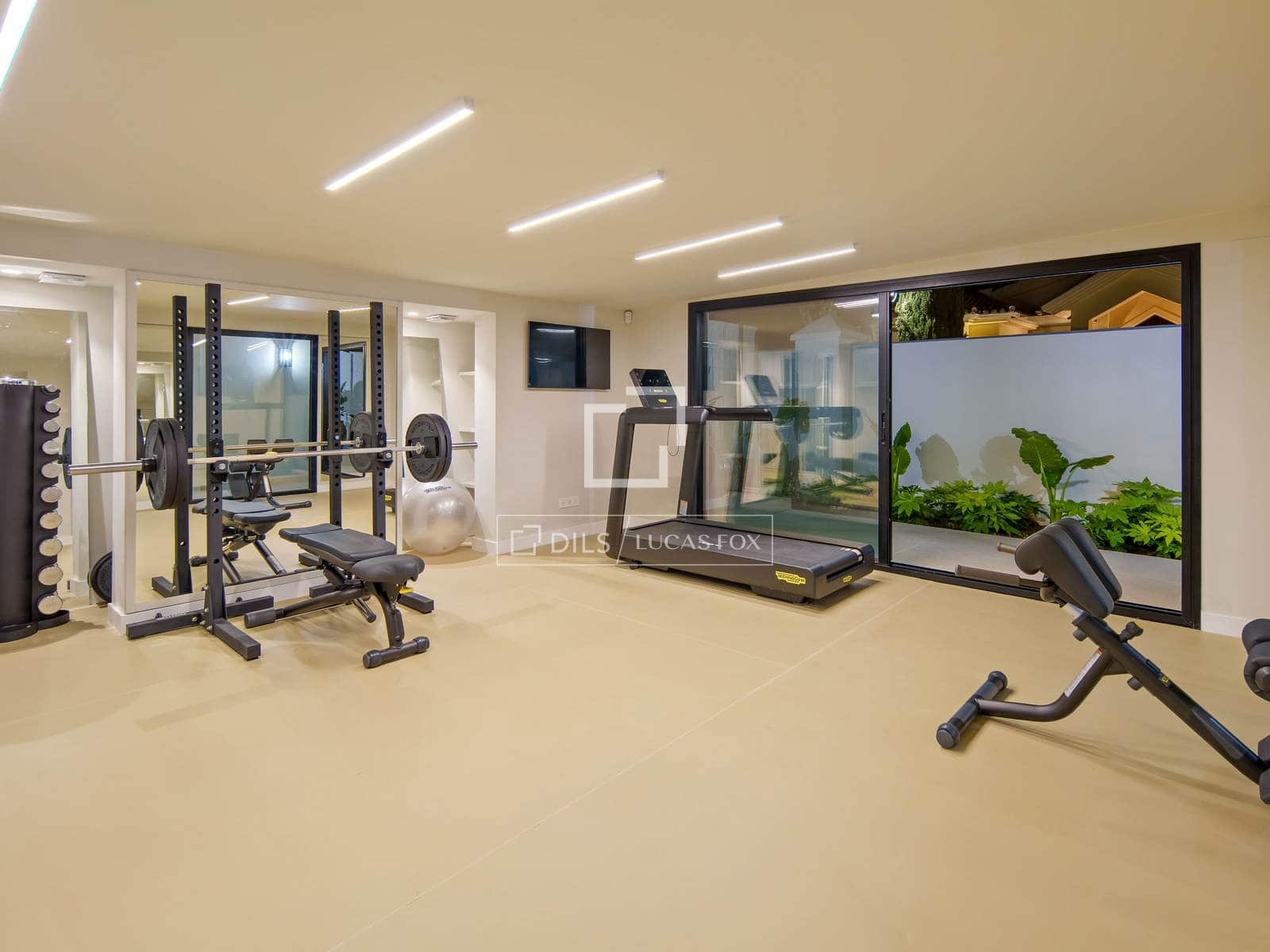 5 bedroom Villa for sale in Marbella with pool garage - € 5,995,000 (Ref: 9969010)