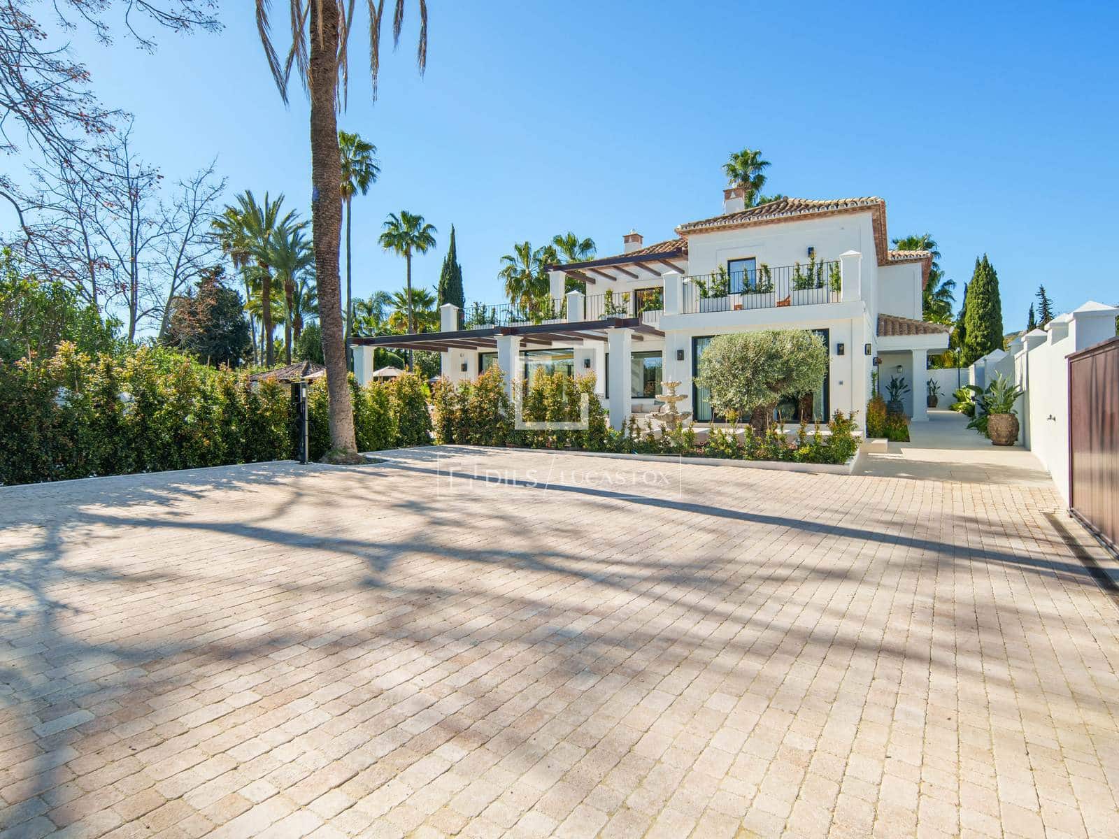 5 bedroom Villa for sale in Marbella with pool garage - € 5,995,000 (Ref: 9969010)