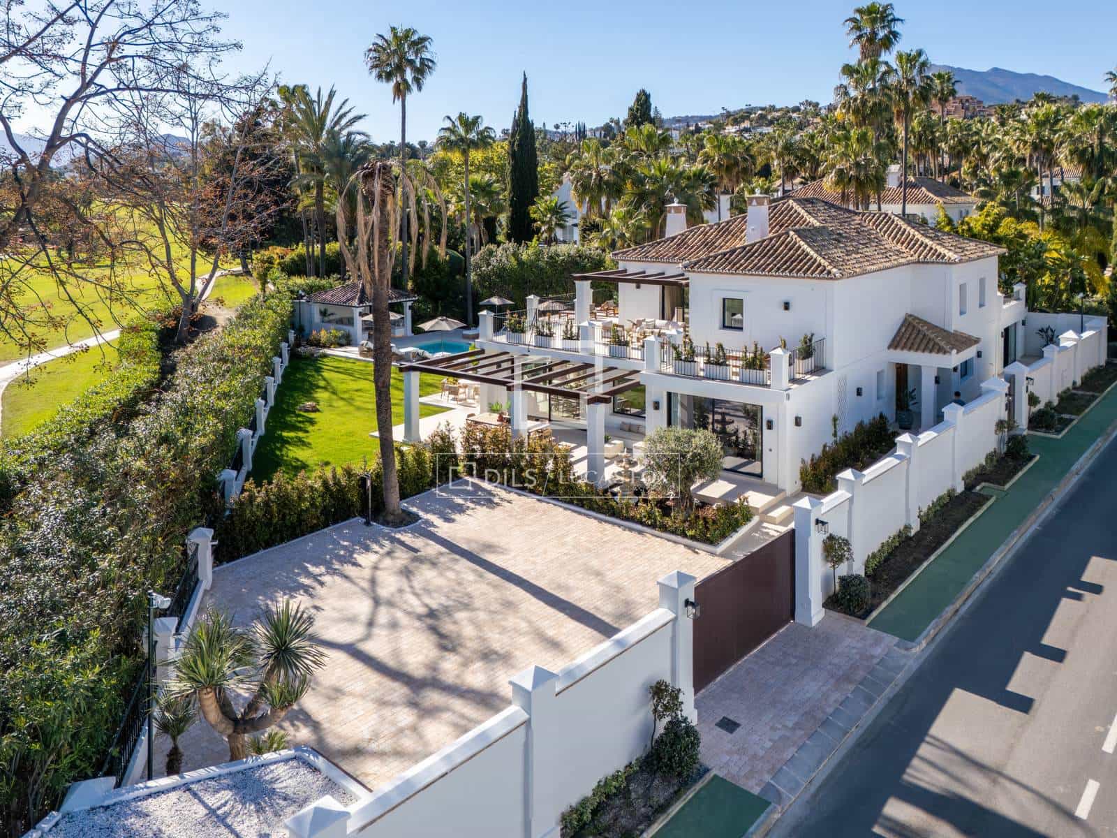 5 bedroom Villa for sale in Marbella with pool garage - € 5,995,000 (Ref: 9969010)
