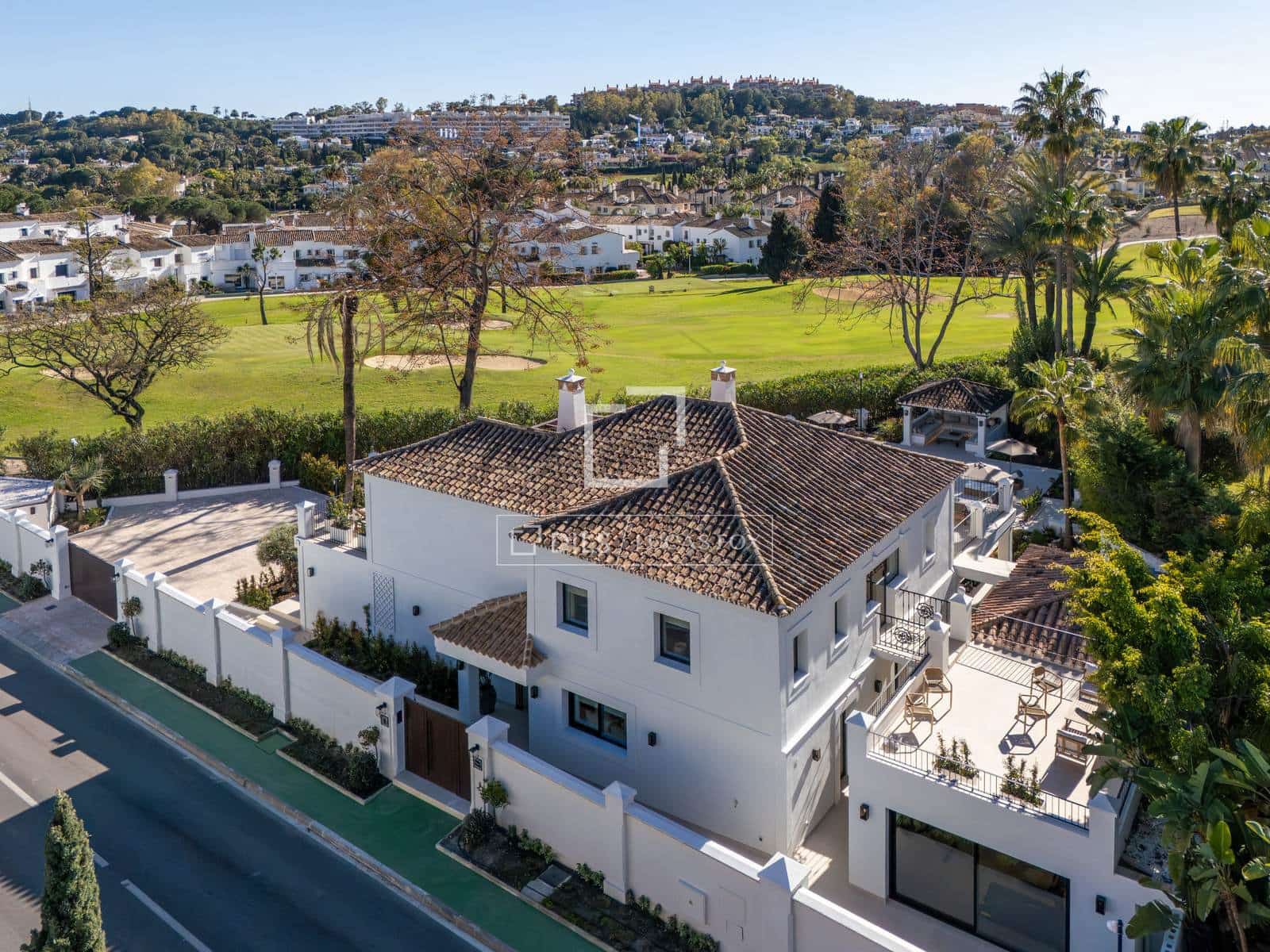 5 bedroom Villa for sale in Marbella with pool garage - € 5,995,000 (Ref: 9969010)