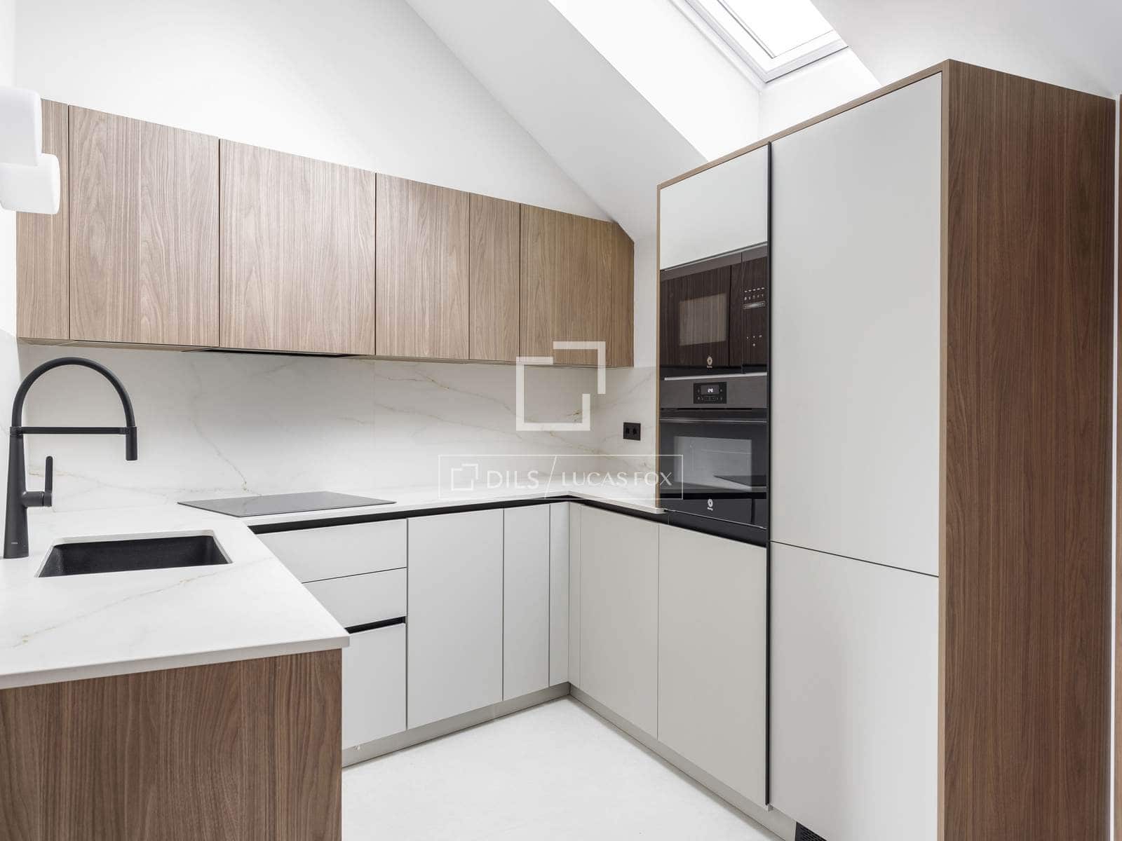 2 slaapkamer Appartement te huur in Madrid stad - € 2.600 (Ref: 9975914)