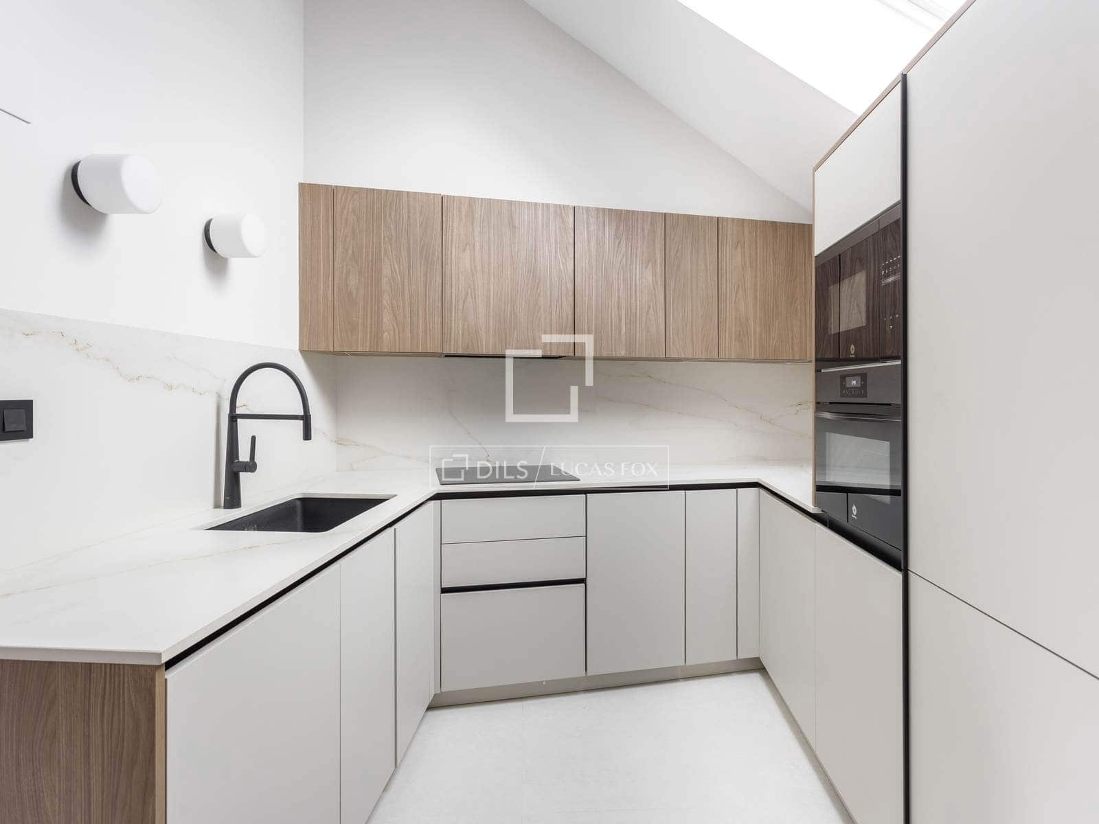 2 slaapkamer Appartement te huur in Madrid stad - € 2.600 (Ref: 9975914)