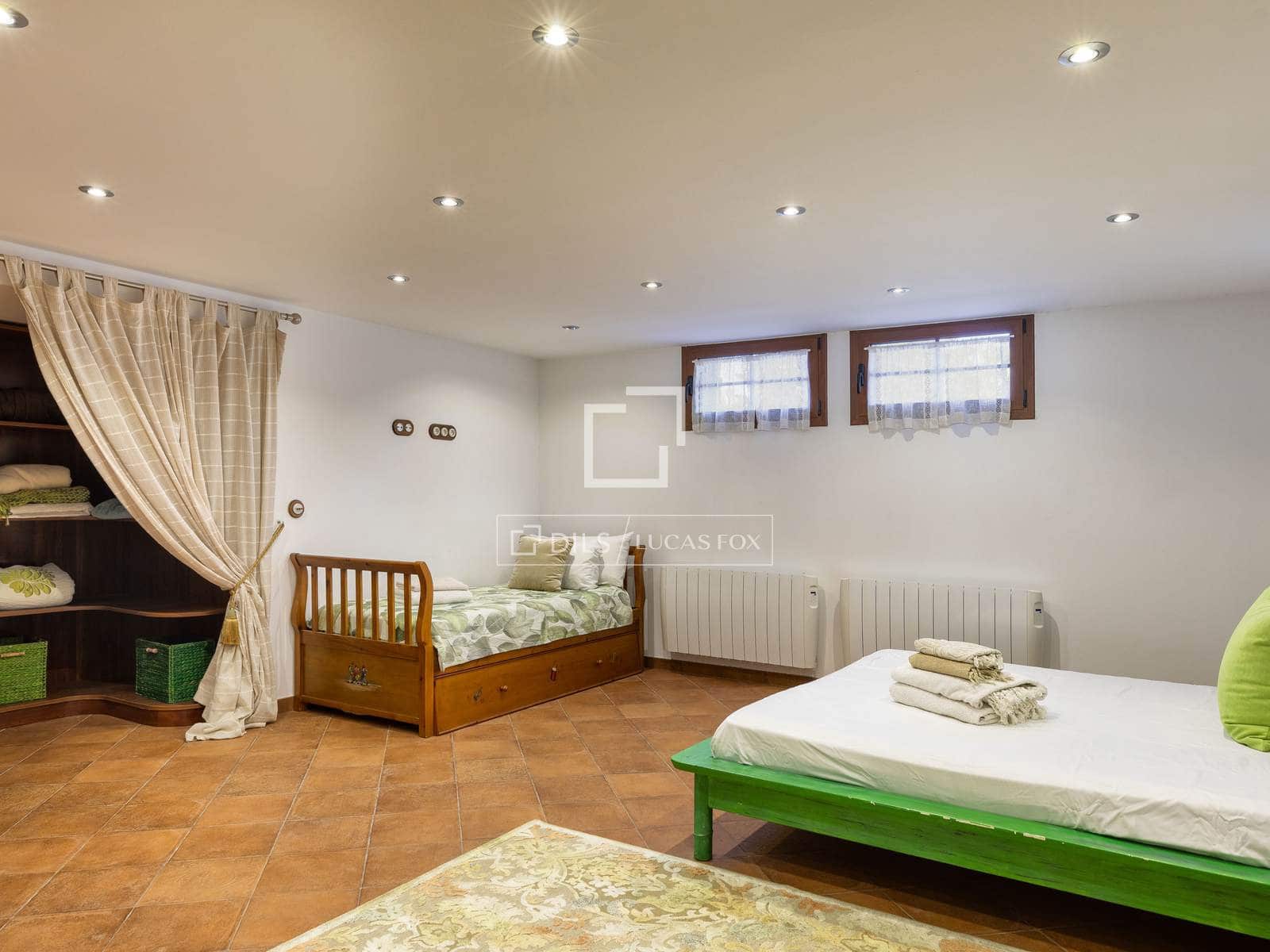 9 soveværelse Villa til salg i Empuriabrava med swimmingpool garage - € 2.870.000 (Ref: 9976522)