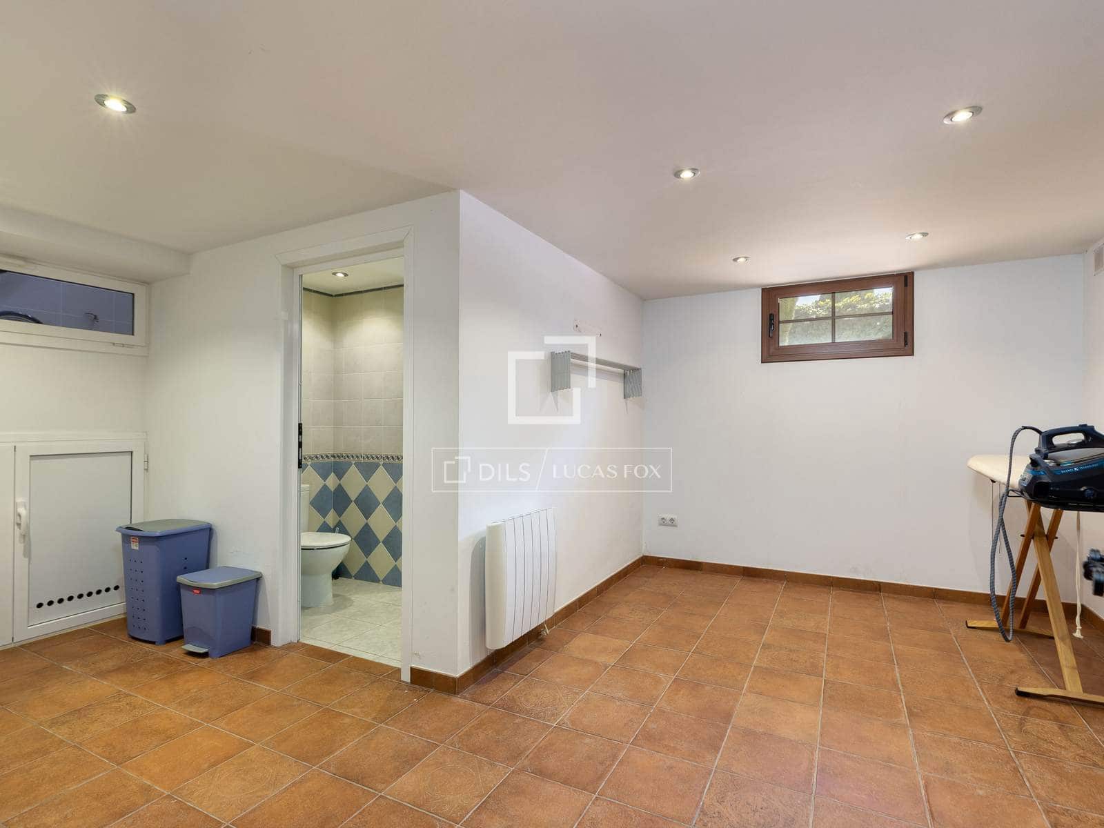 9 soveværelse Villa til salg i Empuriabrava med swimmingpool garage - € 2.870.000 (Ref: 9976522)