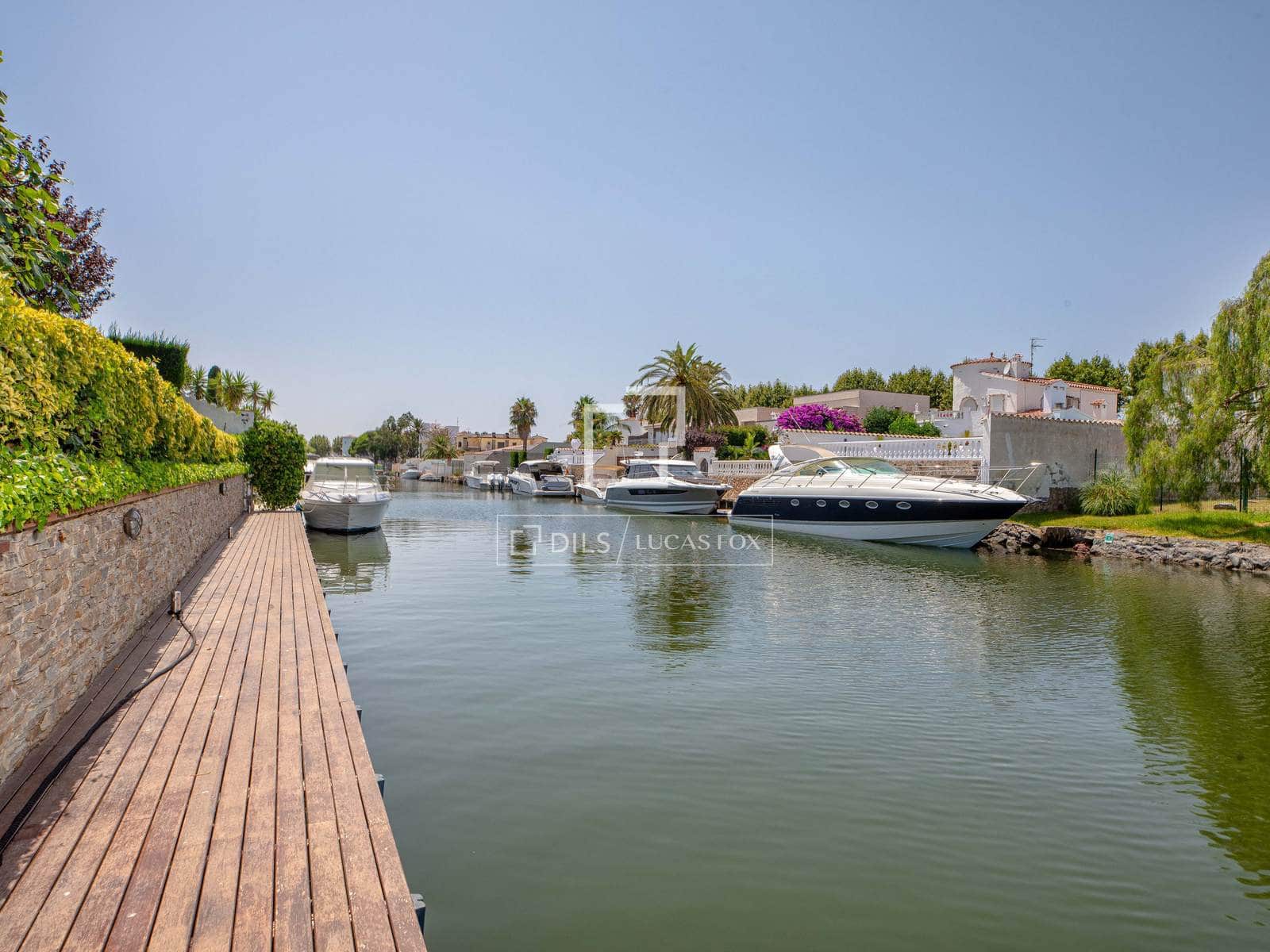 9 soveværelse Villa til salg i Empuriabrava med swimmingpool garage - € 2.870.000 (Ref: 9976522)