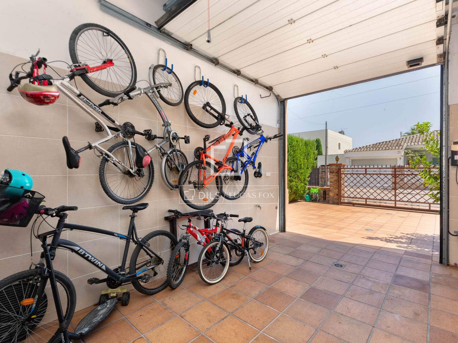 9 soveværelse Villa til salg i Empuriabrava med swimmingpool garage - € 2.870.000 (Ref: 9976522)