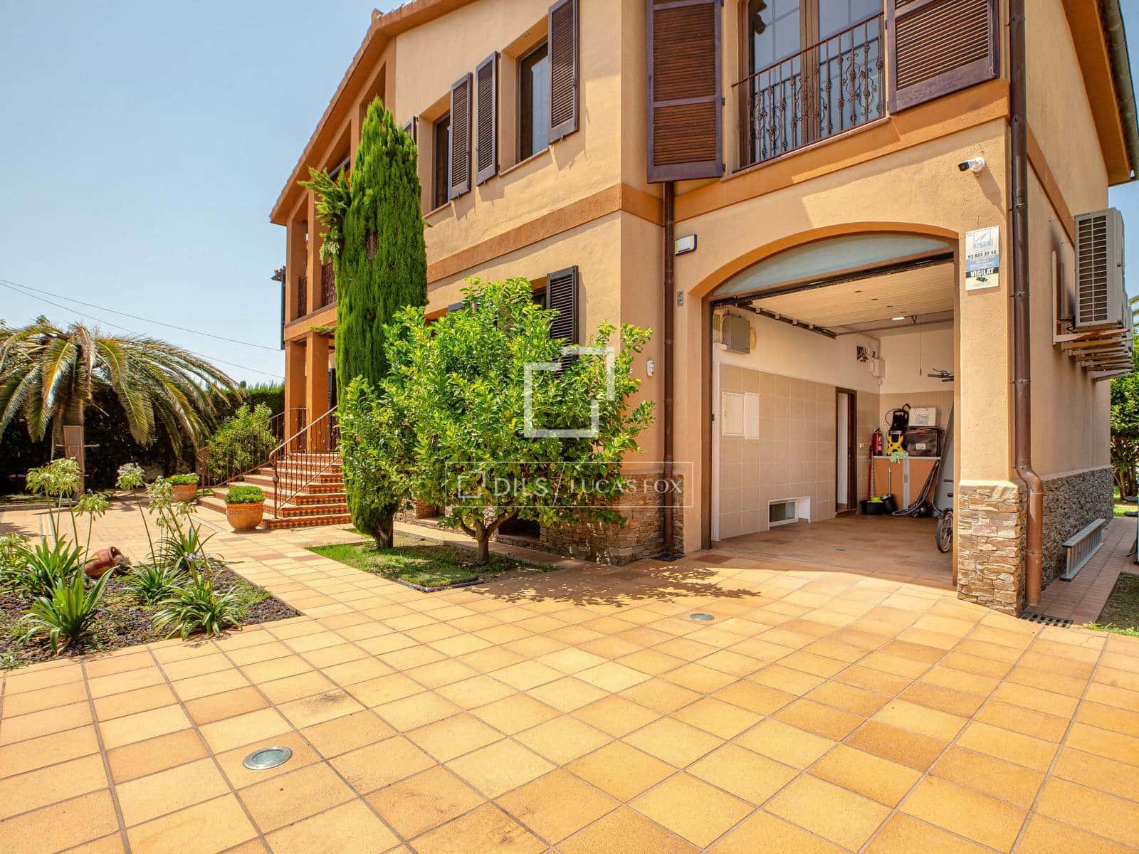 9 soveværelse Villa til salg i Empuriabrava med swimmingpool garage - € 2.870.000 (Ref: 9976522)