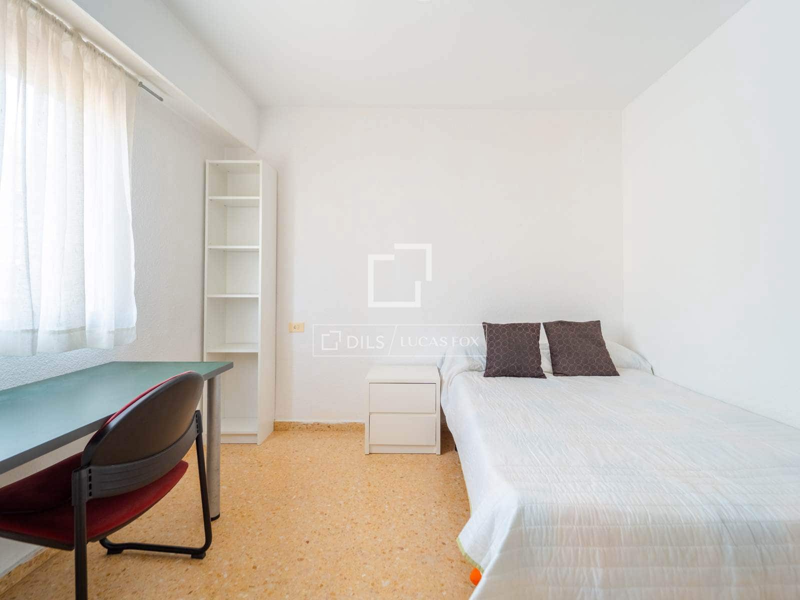 4 bedroom Apartment for sale in Valencia city with garage - € 380,000 (Ref: 9976523)