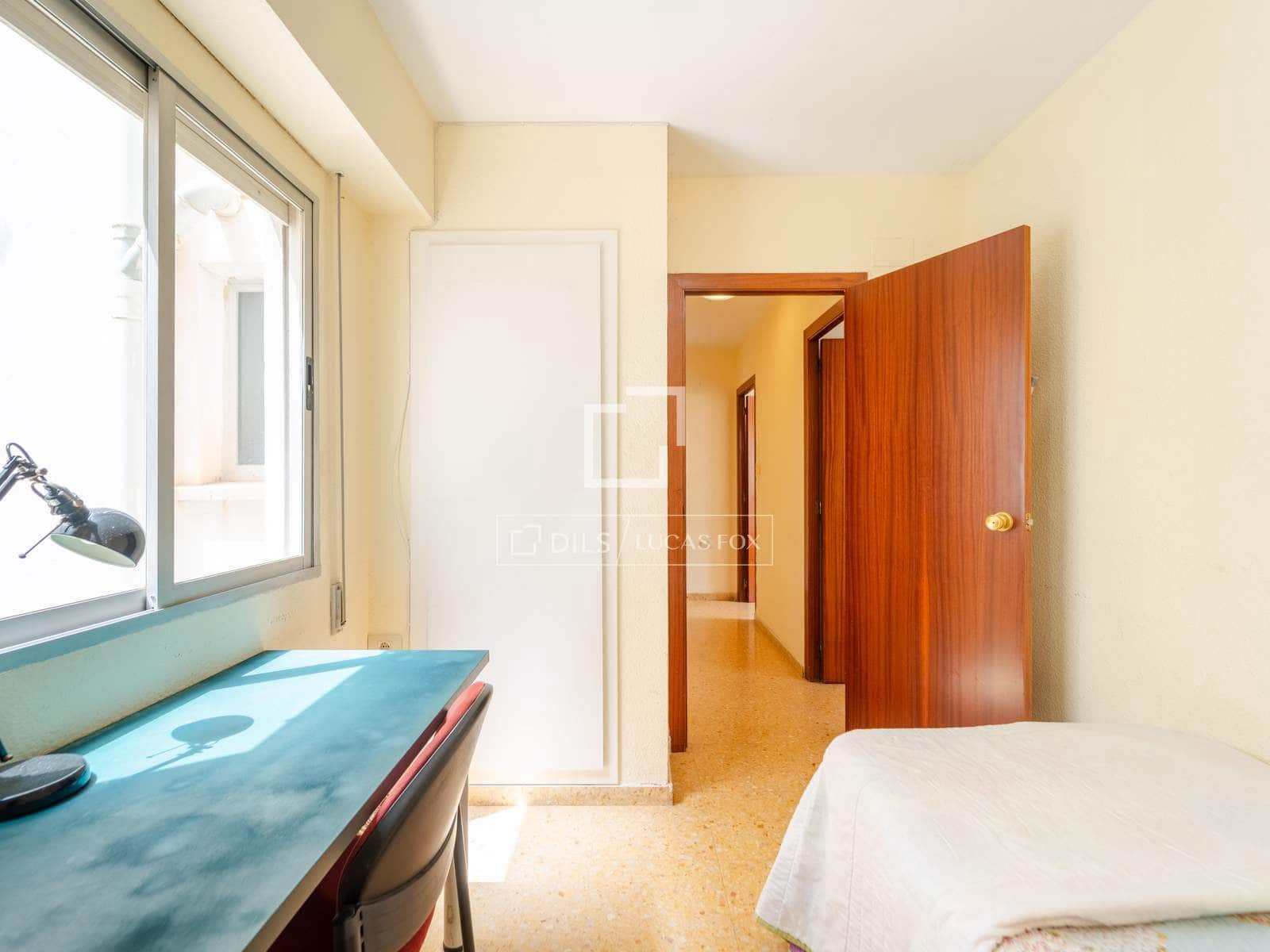 4 bedroom Apartment for sale in Valencia city with garage - € 380,000 (Ref: 9976523)
